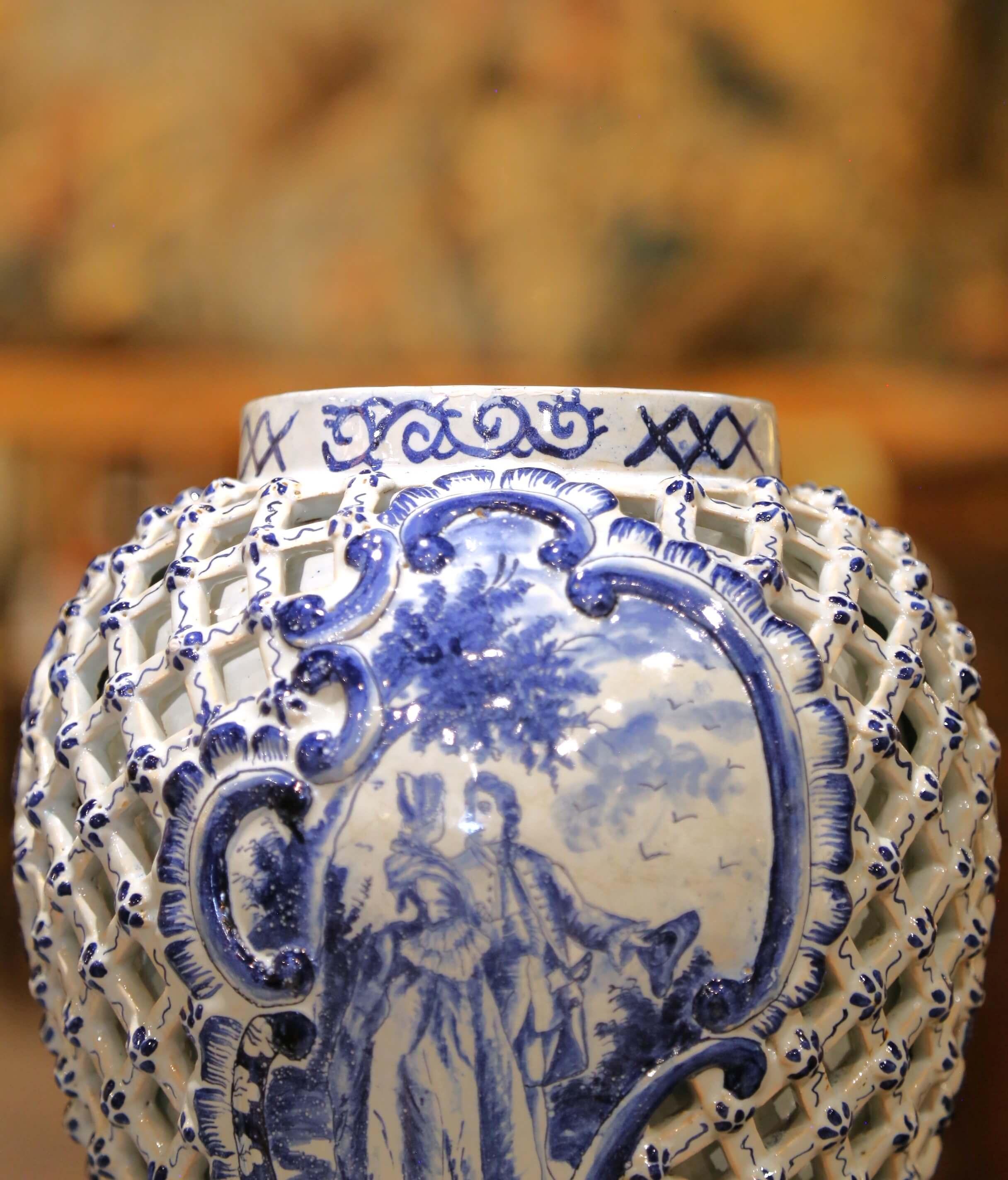 Paar französische blau-weiße Desvres-Deckelvasen im Delft-Stil aus dem 19. im Zustand „Hervorragend“ im Angebot in Dallas, TX