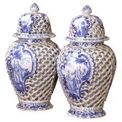 Paar französische blau-weiße Desvres-Deckelvasen im Delft-Stil aus dem 19.