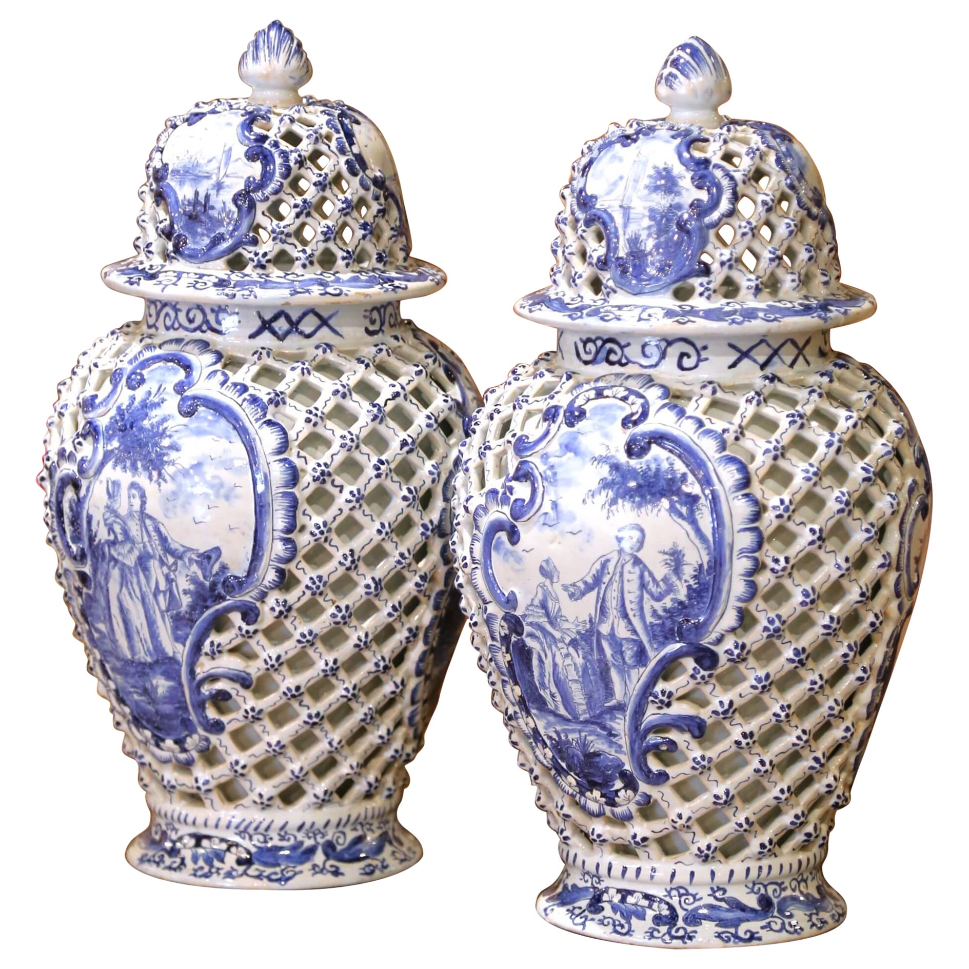 Paar französische blau-weiße Desvres-Deckelvasen im Delft-Stil aus dem 19. im Angebot