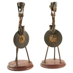 Coppia di candelieri a treppiede in bronzo francese del XIX secolo - Motivi marziali su basi in marmo