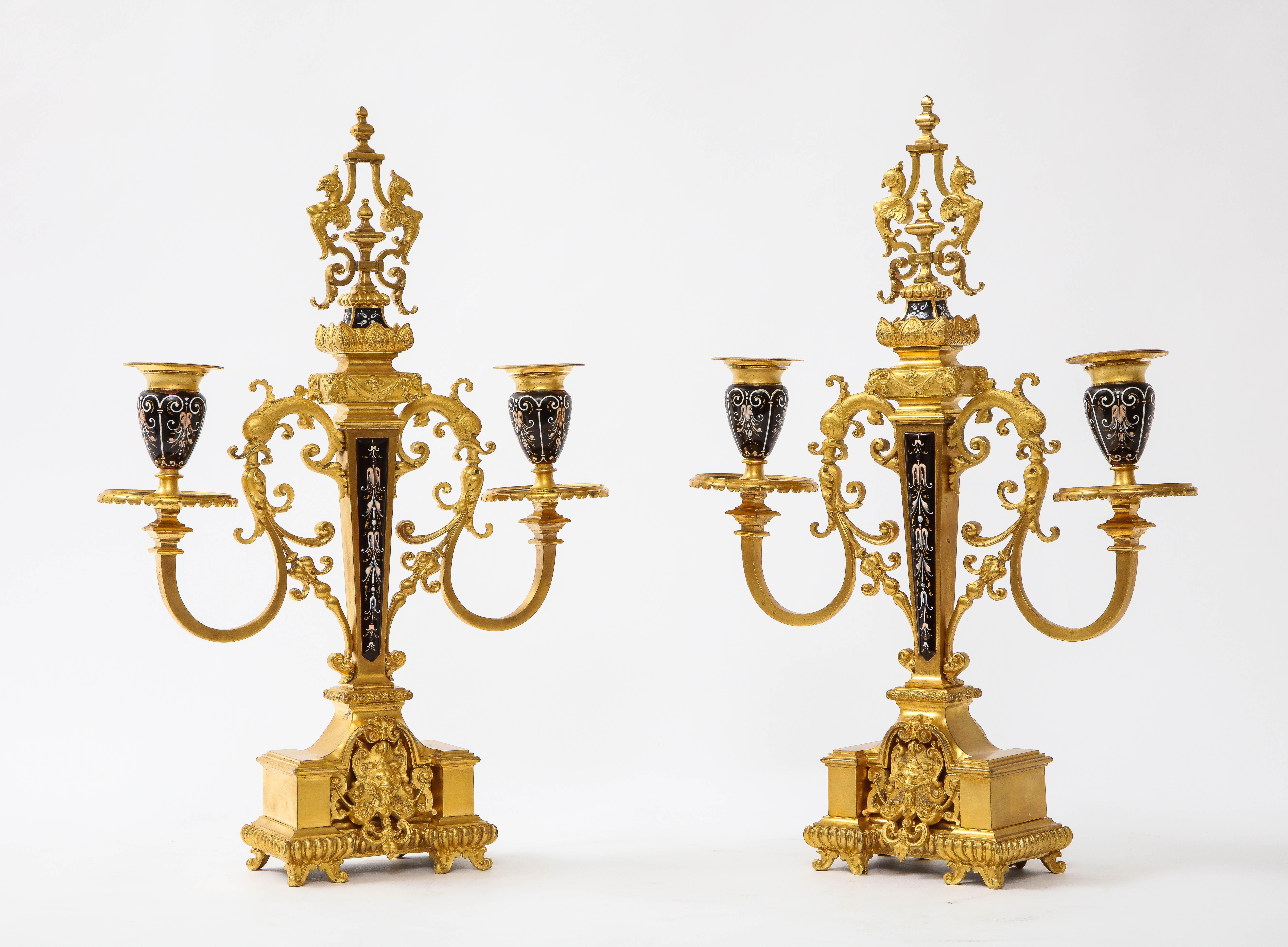Bellissima coppia di candelabri a due bracci in bronzo dorato e smalto francese del XIX secolo con Branch a forma di delfino.  Ognuno di essi è fuso in un incredibile bronzo dorato, la migliore qualità di bronzo dorato proveniente dalla Francia. 