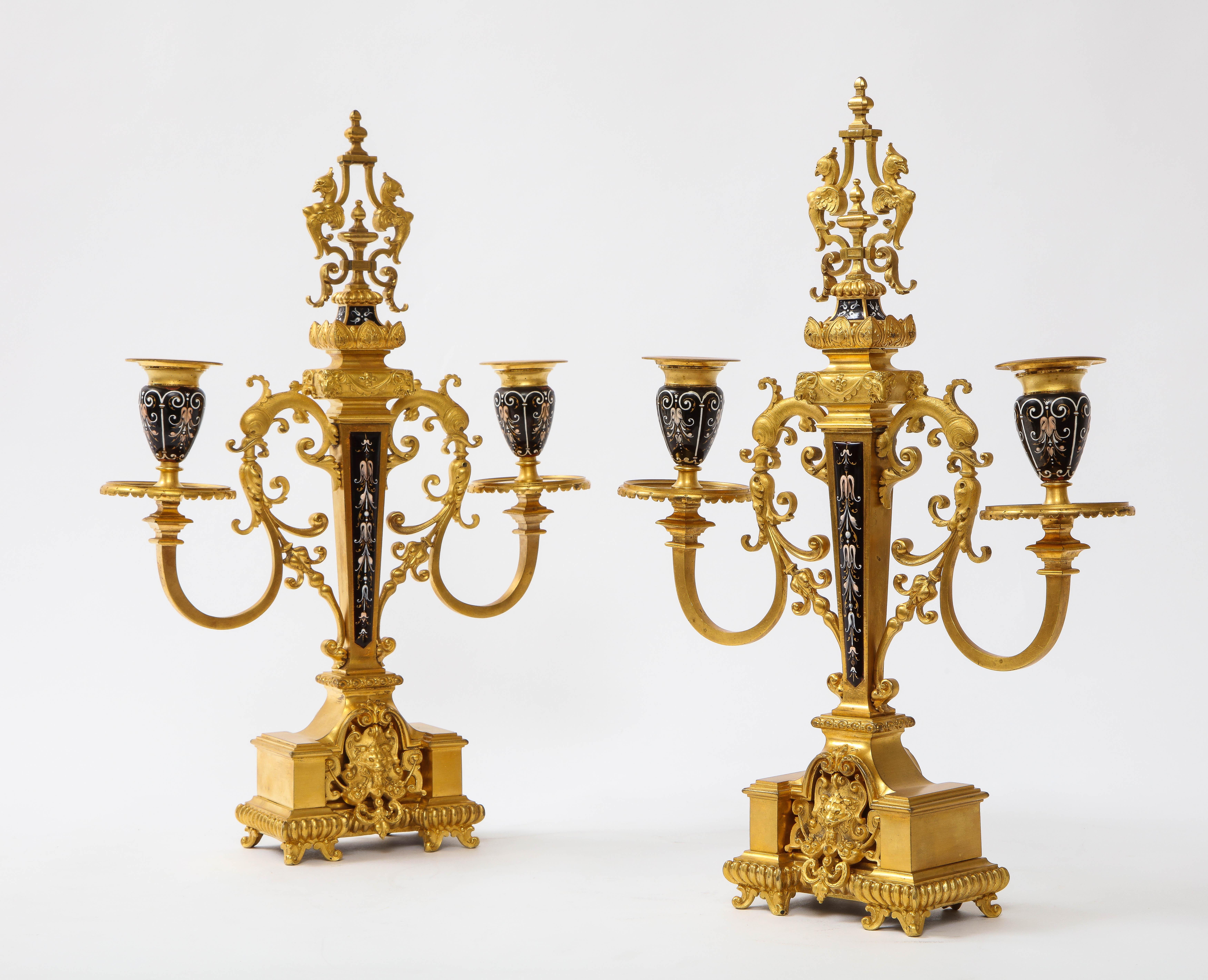 Luigi XVI Coppia di candelabri a 2 bracci in bronzo e smalto francese del XIX secolo con Branch a forma di delfino in vendita