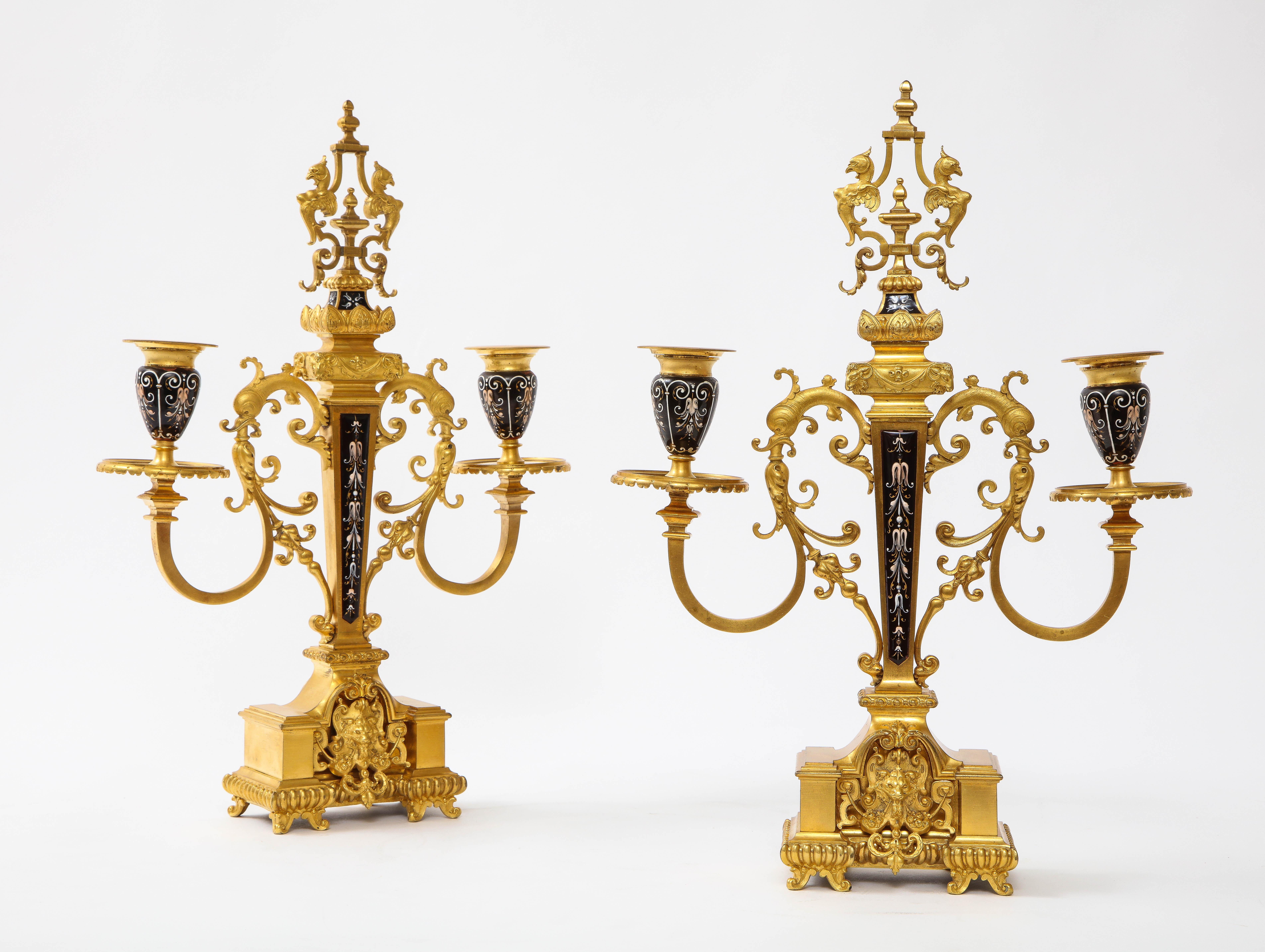 Francese Coppia di candelabri a 2 bracci in bronzo e smalto francese del XIX secolo con Branch a forma di delfino in vendita