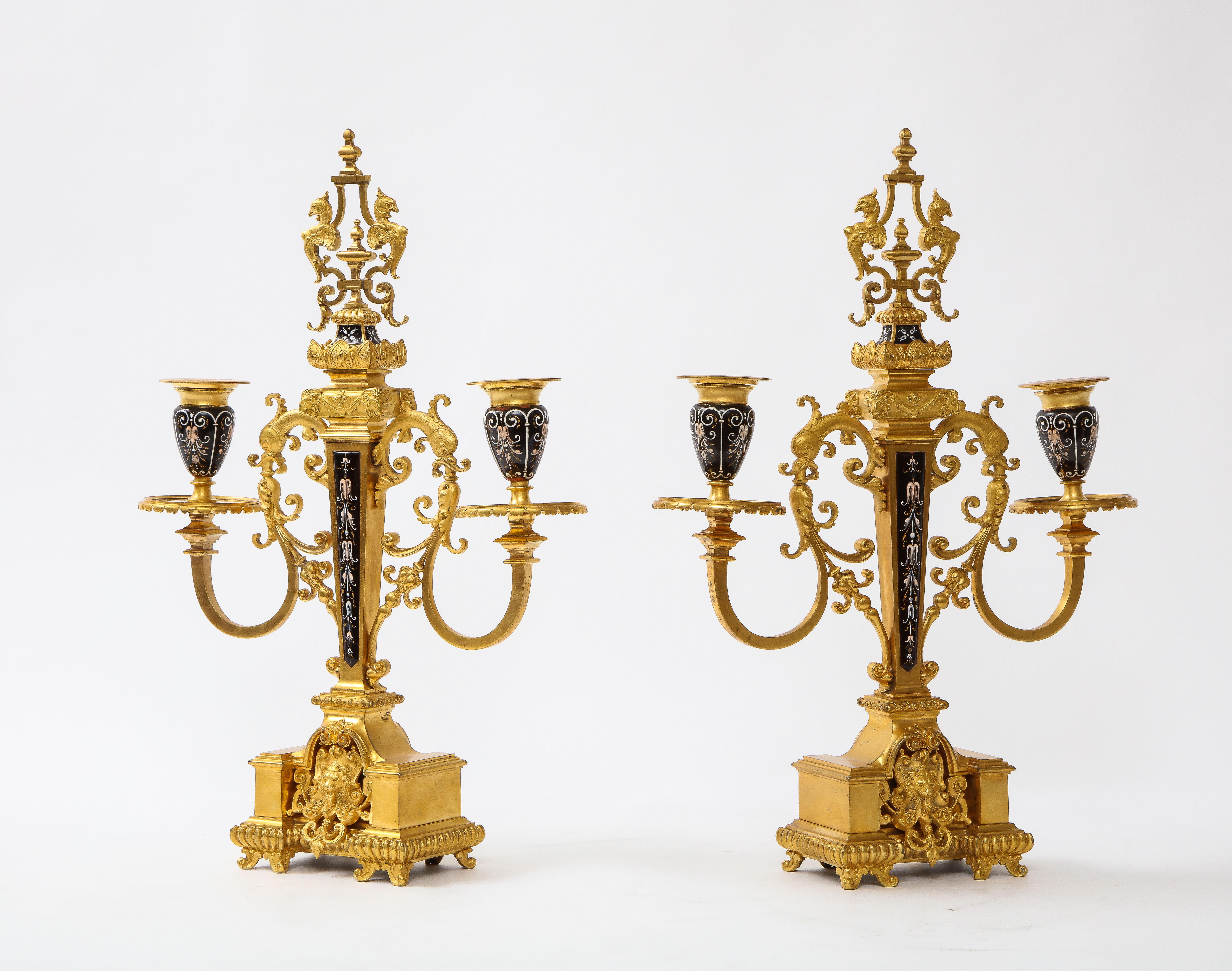 Coppia di candelabri a 2 bracci in bronzo e smalto francese del XIX secolo con Branch a forma di delfino In condizioni buone in vendita a New York, NY