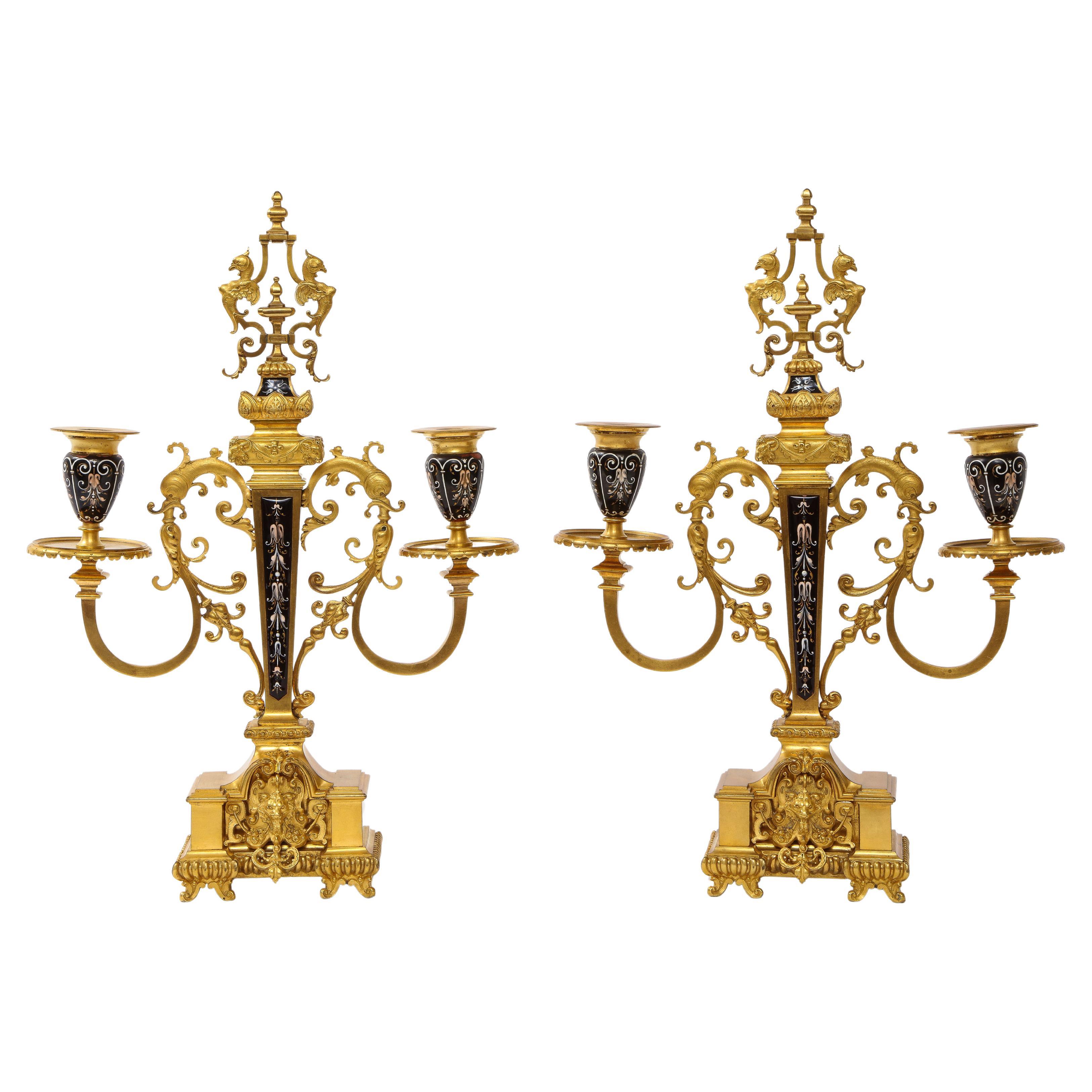 Paire de candélabres à 2 branches en bronze doré et émail du 19ème siècle avec des branches de dauphins.