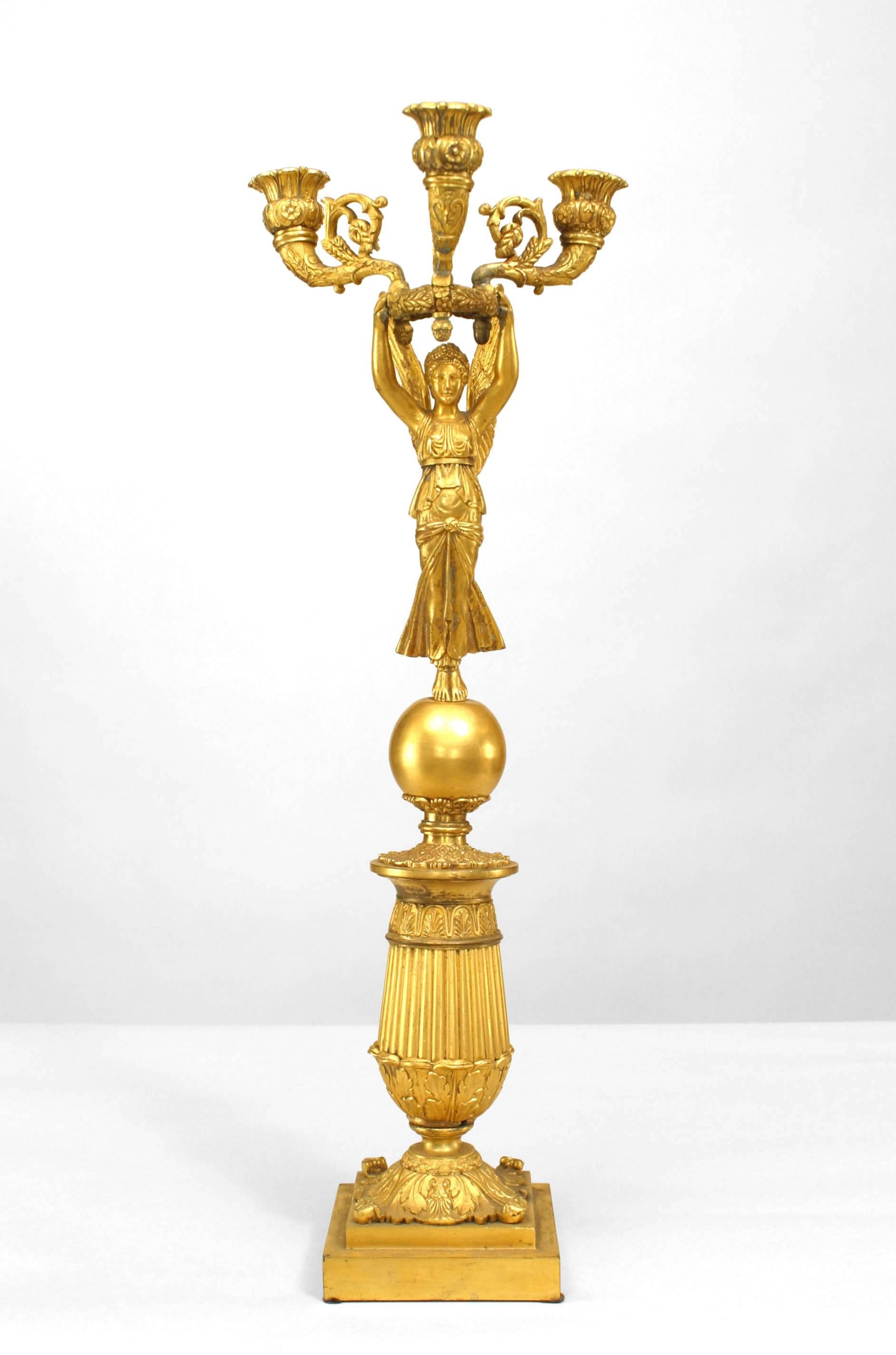 Paar aus dem 19. Jahrhundert Bronze Dore Nike-Kandelaber, Empire-Stil (Französisch) im Angebot