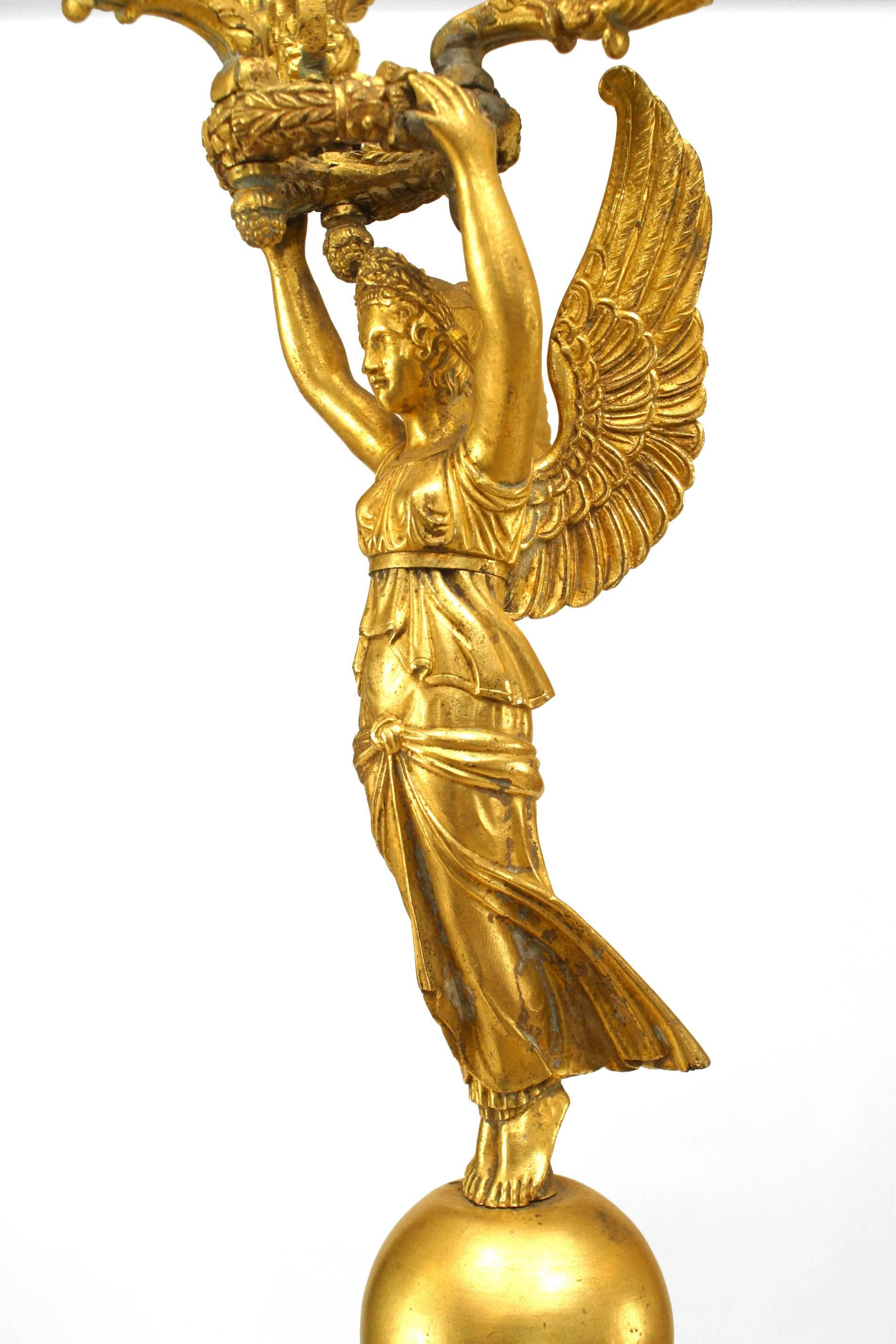 Dorato Coppia di oggetti del XIX secolo. Candelabro francese Impero in bronzo Dore Nike in vendita