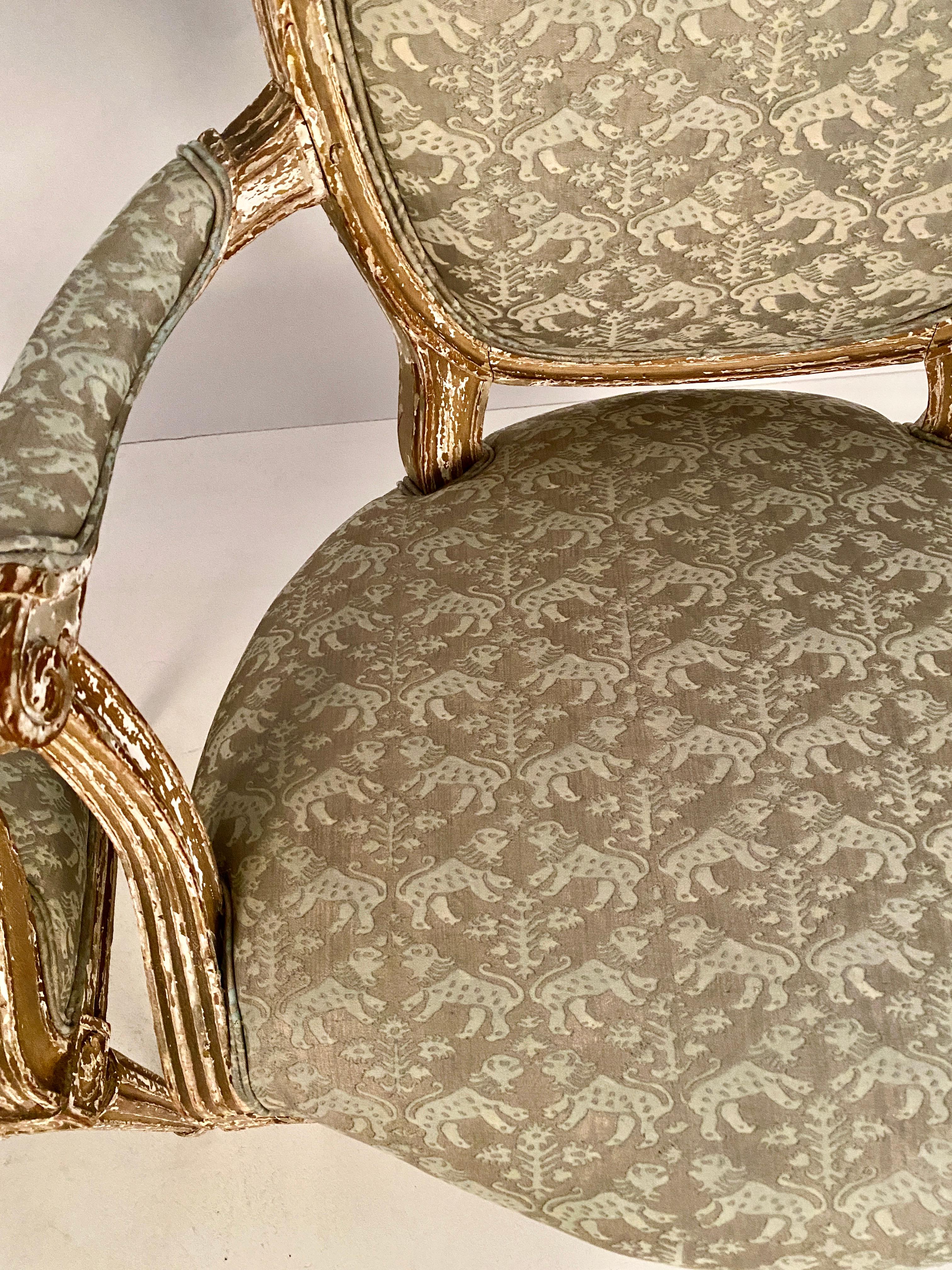 Tissu d'ameublement Paire de fauteuils français du 19ème siècle, nouvellement tapissés en tissu Fortuny en vente