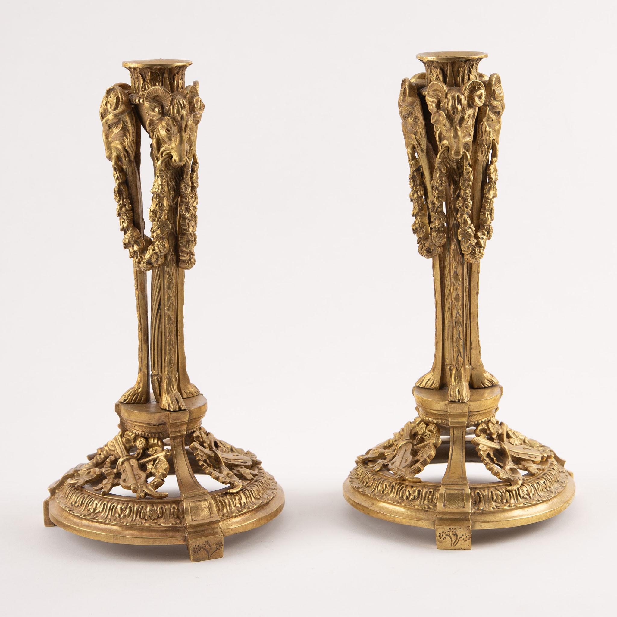Coppia di candelieri in bronzo dorato francese del XIX secolo con decorazione a testa di ariete e motivo musicale
Una coppia di candelieri in bronzo dorato francese del XIX secolo, ricca di dettagli, che esemplifica l'opulenza del design