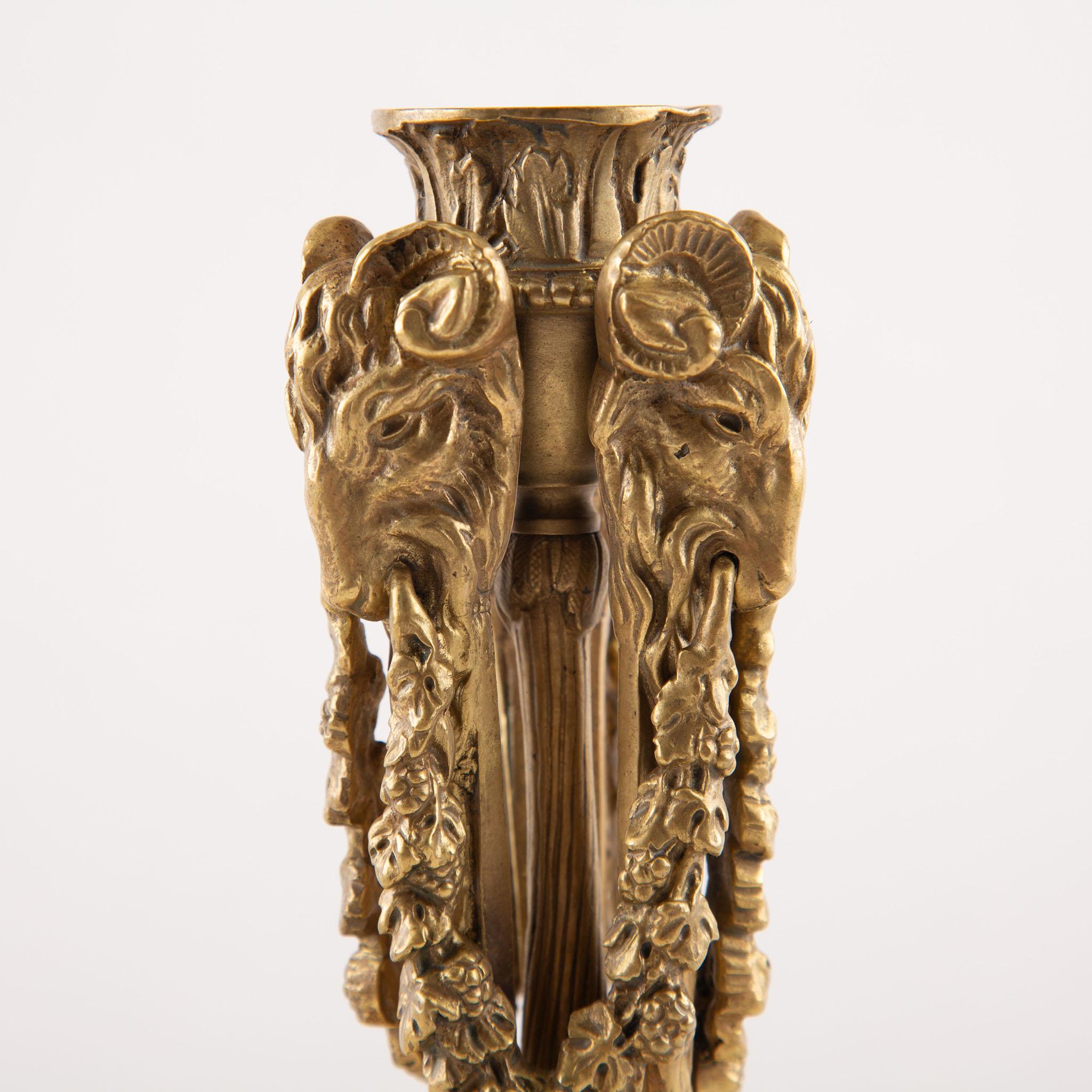 Stile impero Coppia di candelieri a testa d'ariete in bronzo dorato francese del XIX secolo con motivi musicali in vendita