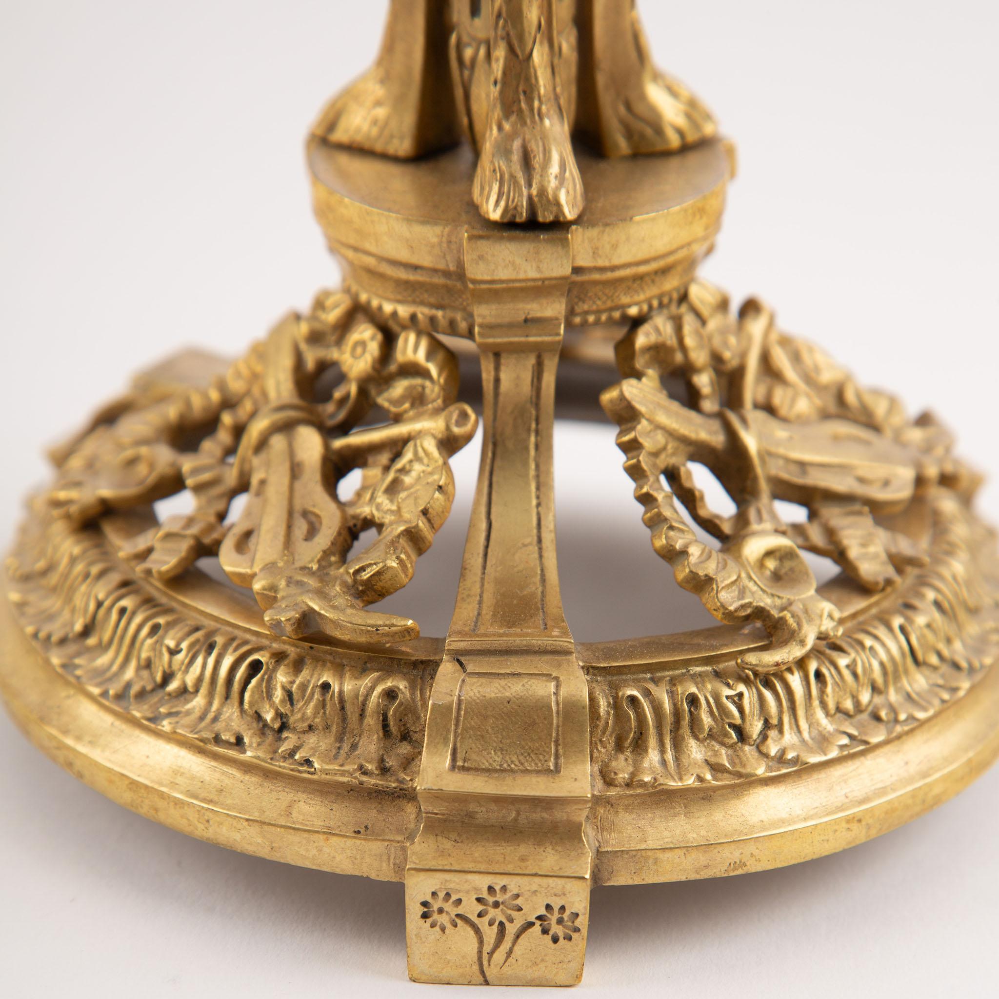 Francese Coppia di candelieri a testa d'ariete in bronzo dorato francese del XIX secolo con motivi musicali in vendita