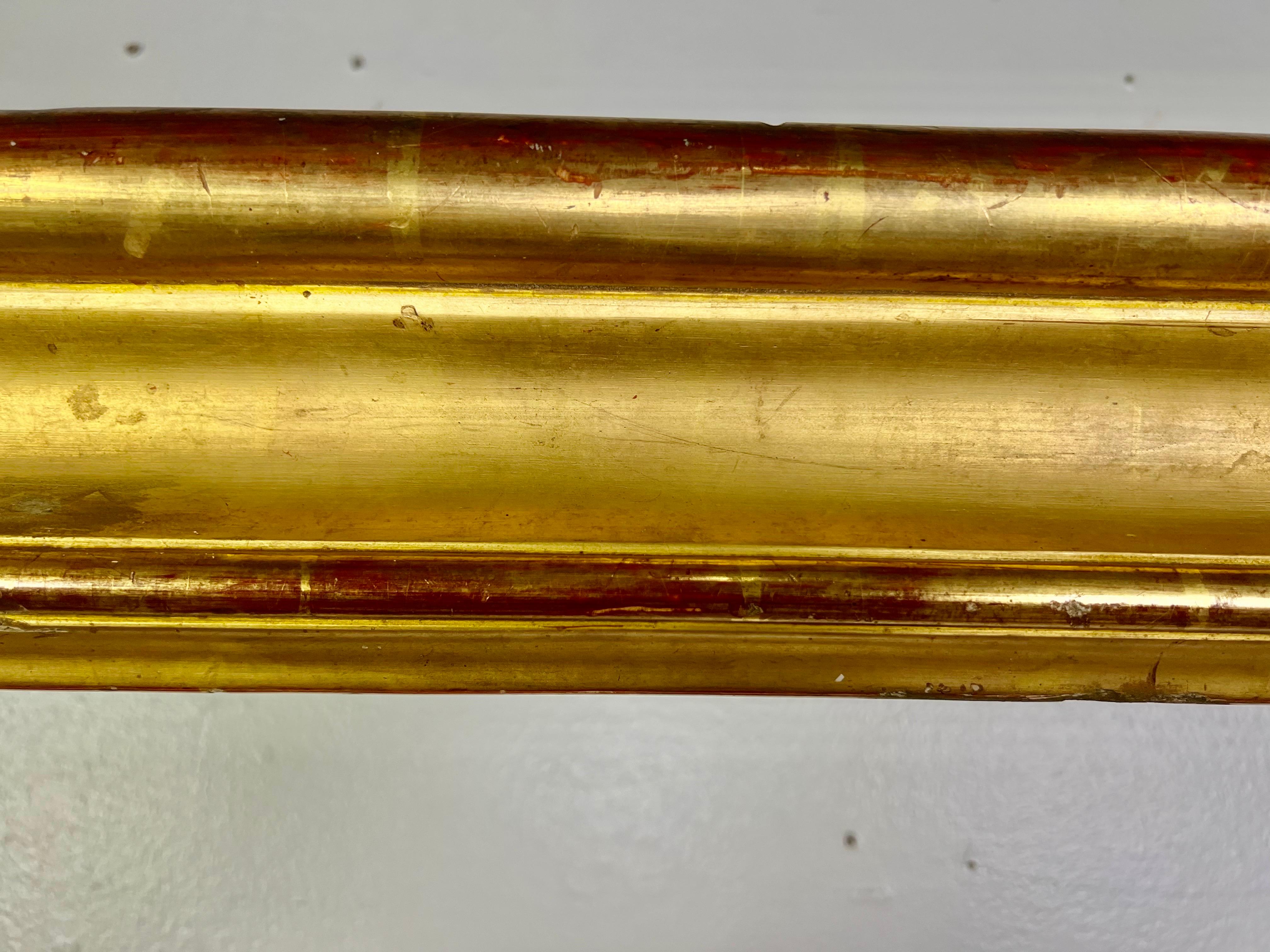 Paire de Cache Rideaux en bois doré du 19ème C.I.C. Abîmé - En vente à Los Angeles, CA