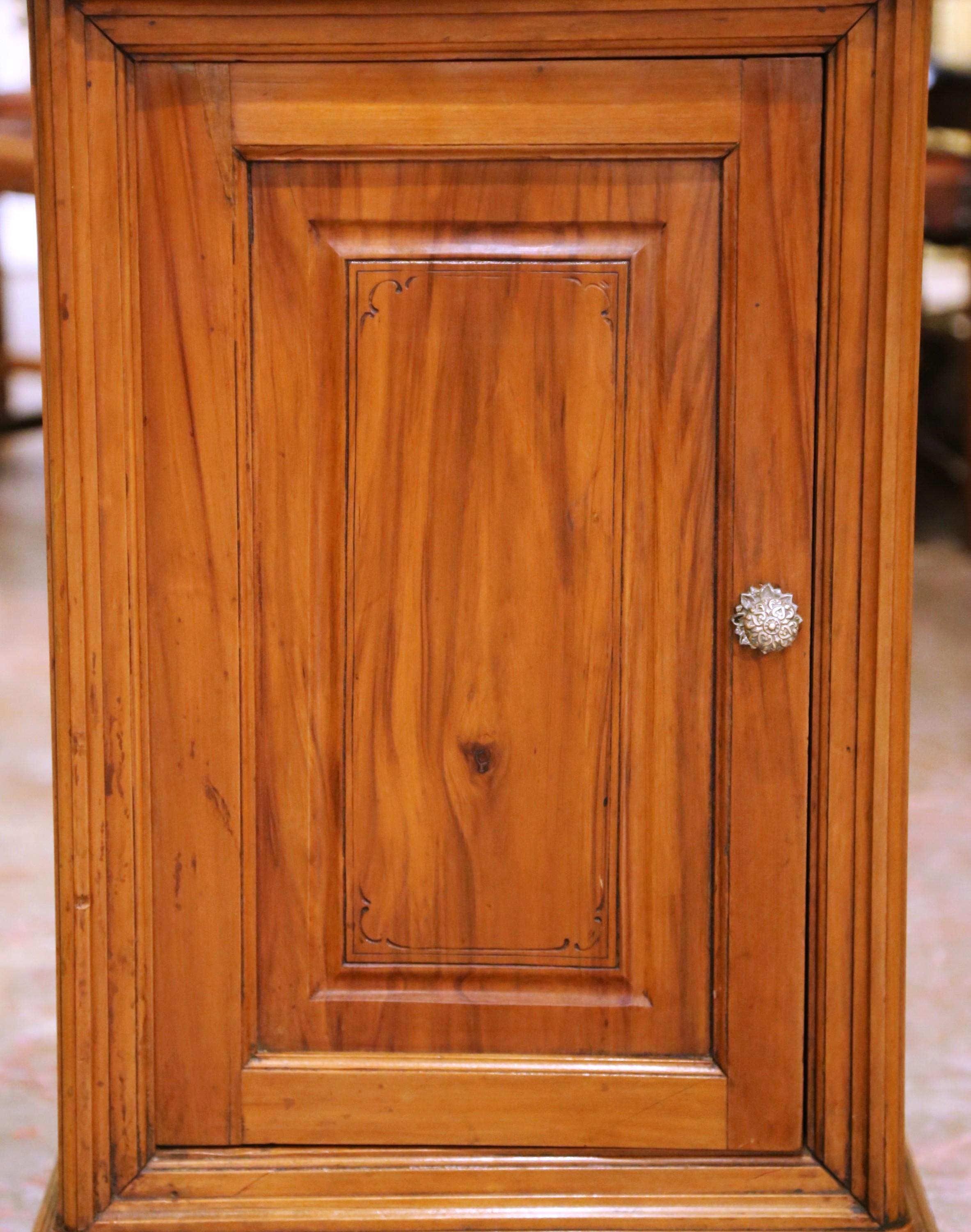 Paire de tables de chevet en acajou Louis Philippe du 19e C. avec dessus en marbre en vente 3