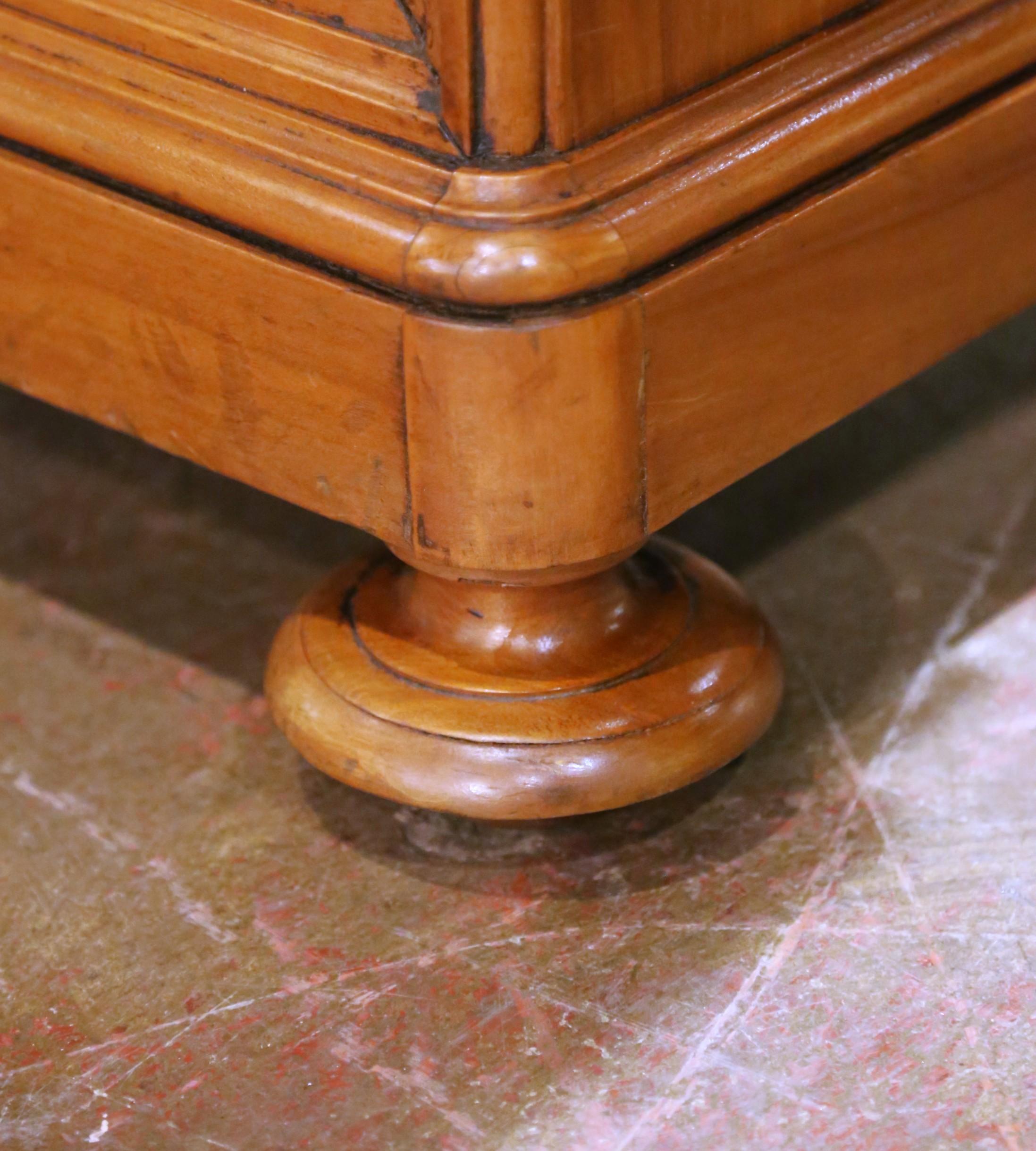 Paire de tables de chevet en acajou Louis Philippe du 19e C. avec dessus en marbre en vente 4