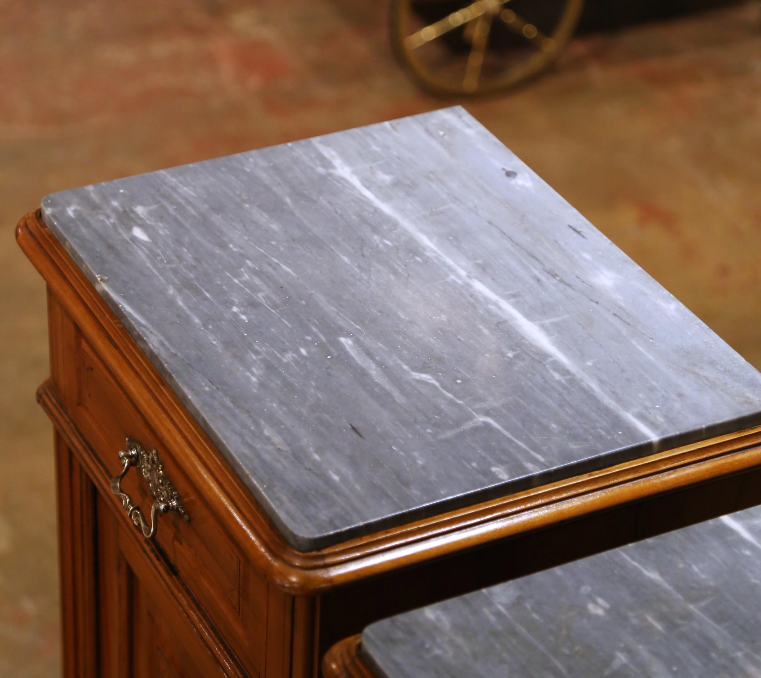 Paire de tables de chevet en acajou Louis Philippe du 19e C. avec dessus en marbre en vente 5