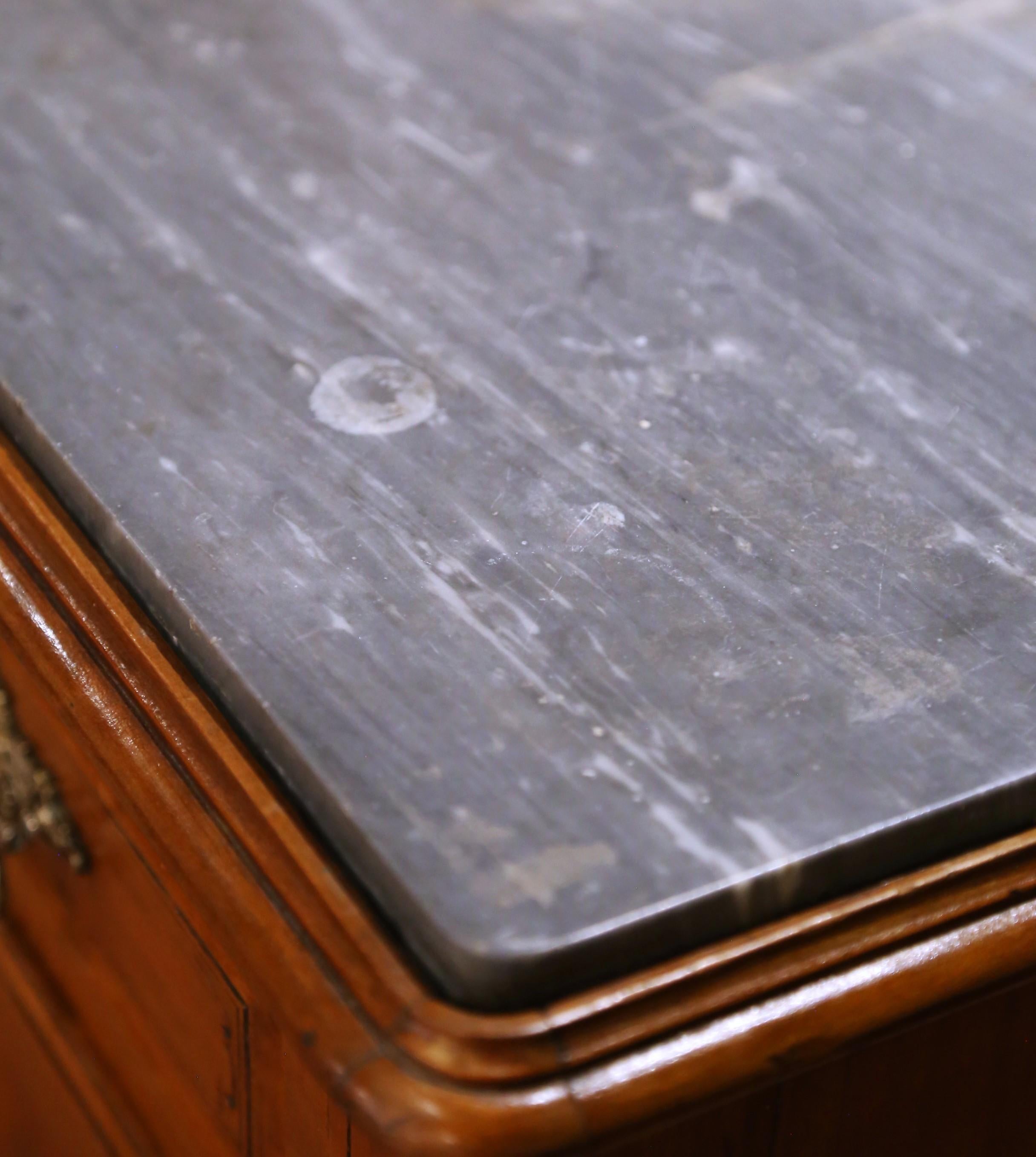 Paire de tables de chevet en acajou Louis Philippe du 19e C. avec dessus en marbre en vente 7