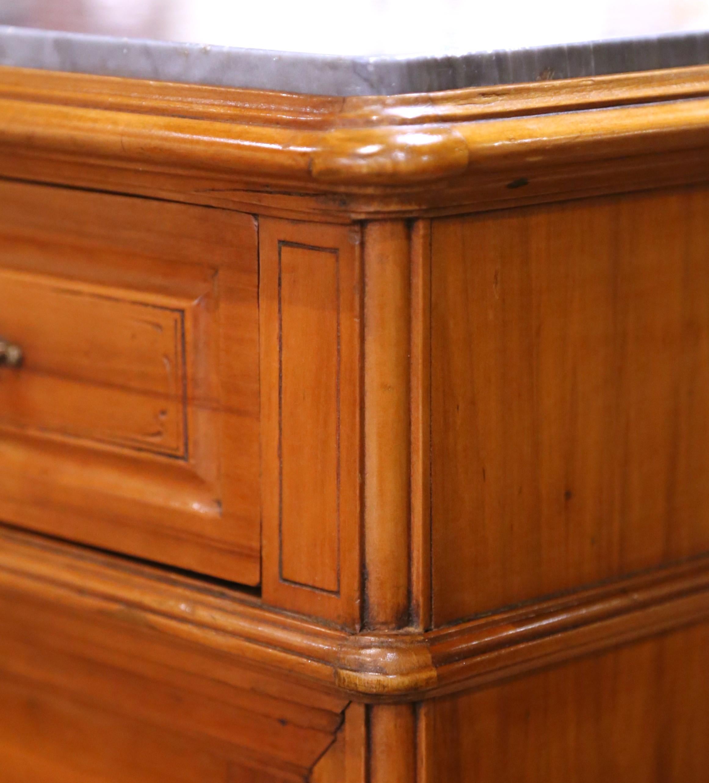 Paire de tables de chevet en acajou Louis Philippe du 19e C. avec dessus en marbre en vente 9