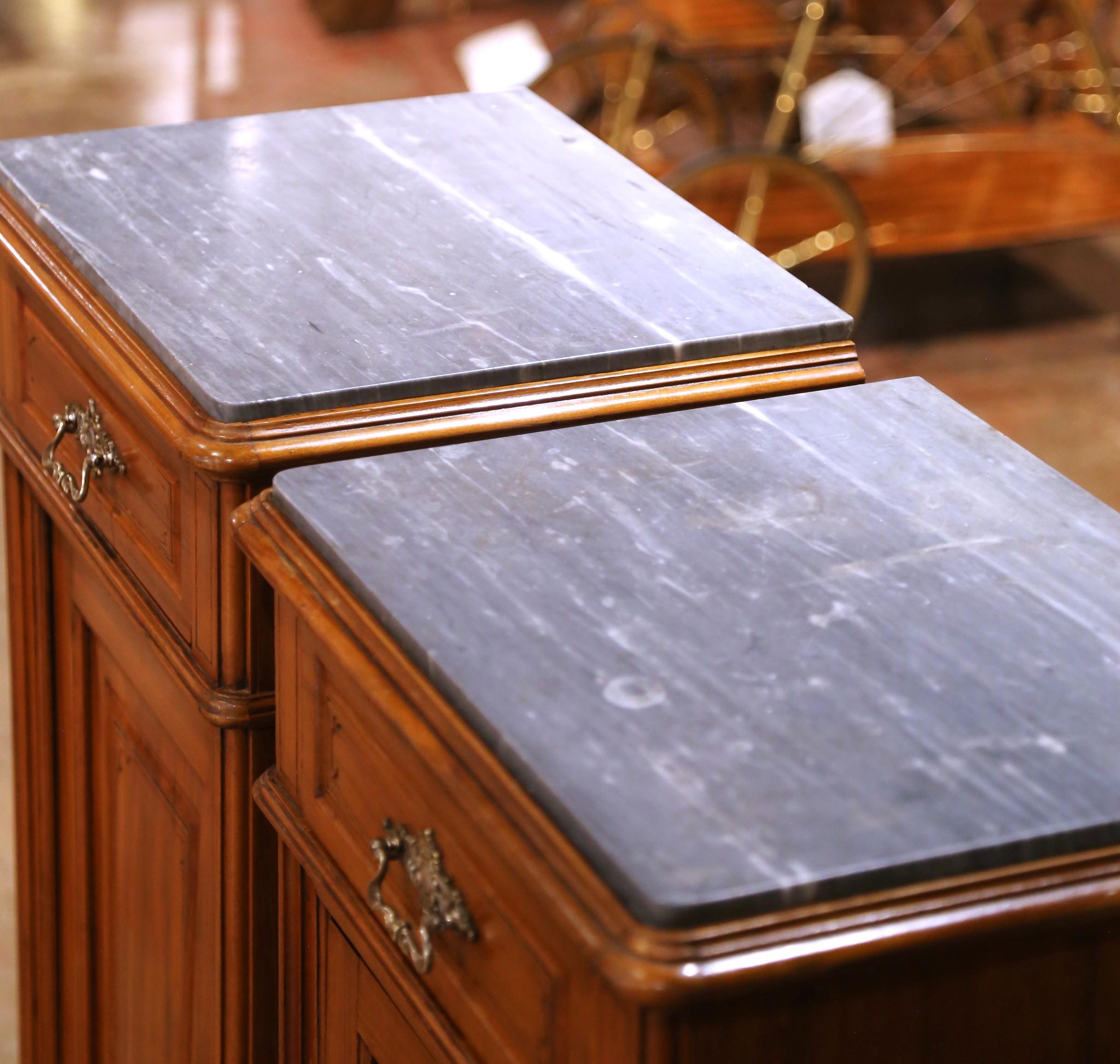Français Paire de tables de chevet en acajou Louis Philippe du 19e C. avec dessus en marbre en vente