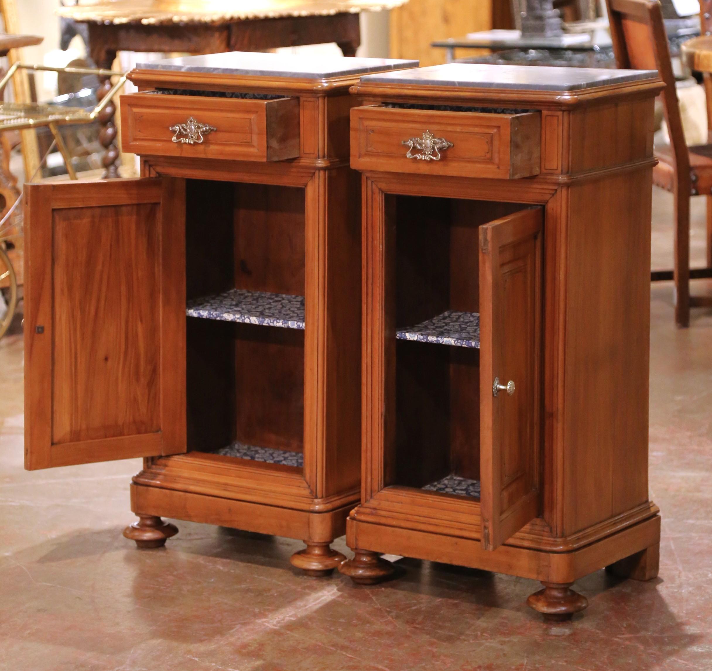 Sculpté à la main Paire de tables de chevet en acajou Louis Philippe du 19e C. avec dessus en marbre en vente