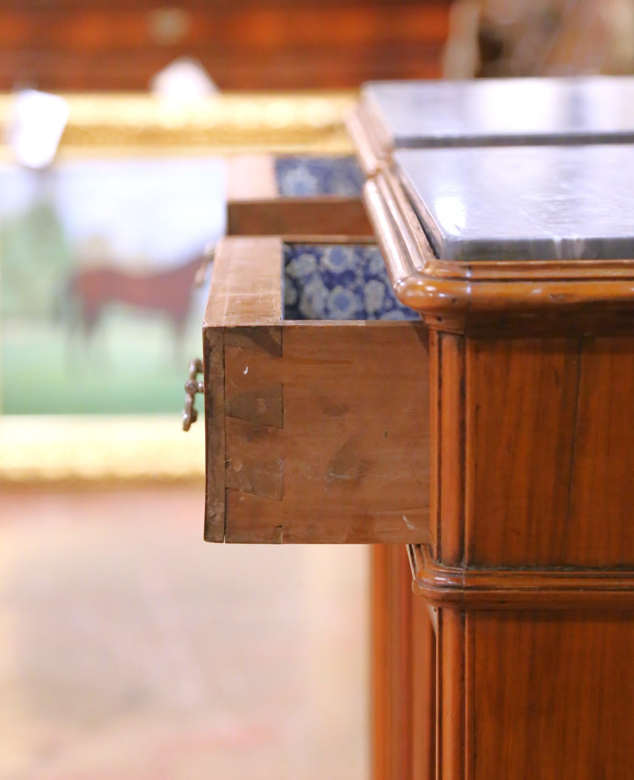 Paire de tables de chevet en acajou Louis Philippe du 19e C. avec dessus en marbre Excellent état - En vente à Dallas, TX