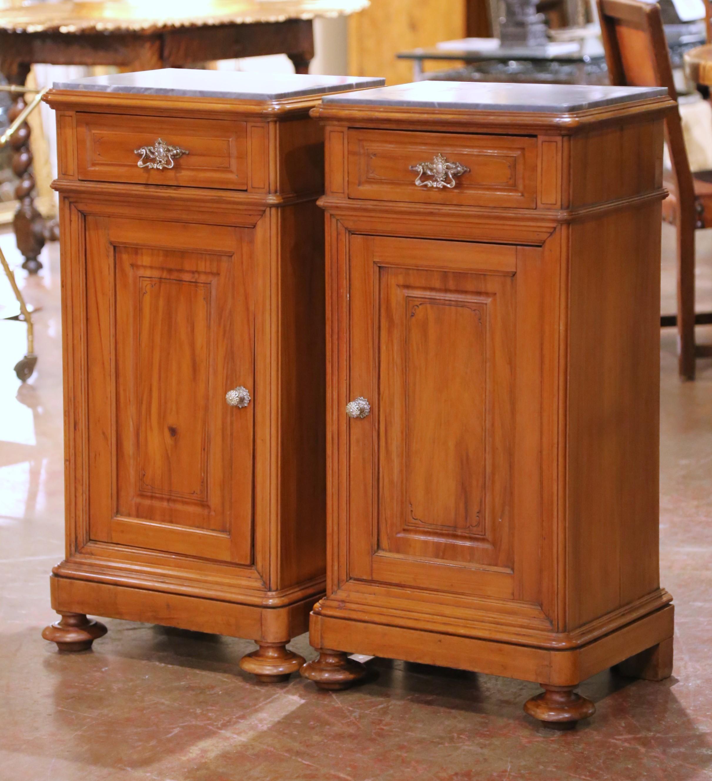 XIXe siècle Paire de tables de chevet en acajou Louis Philippe du 19e C. avec dessus en marbre en vente
