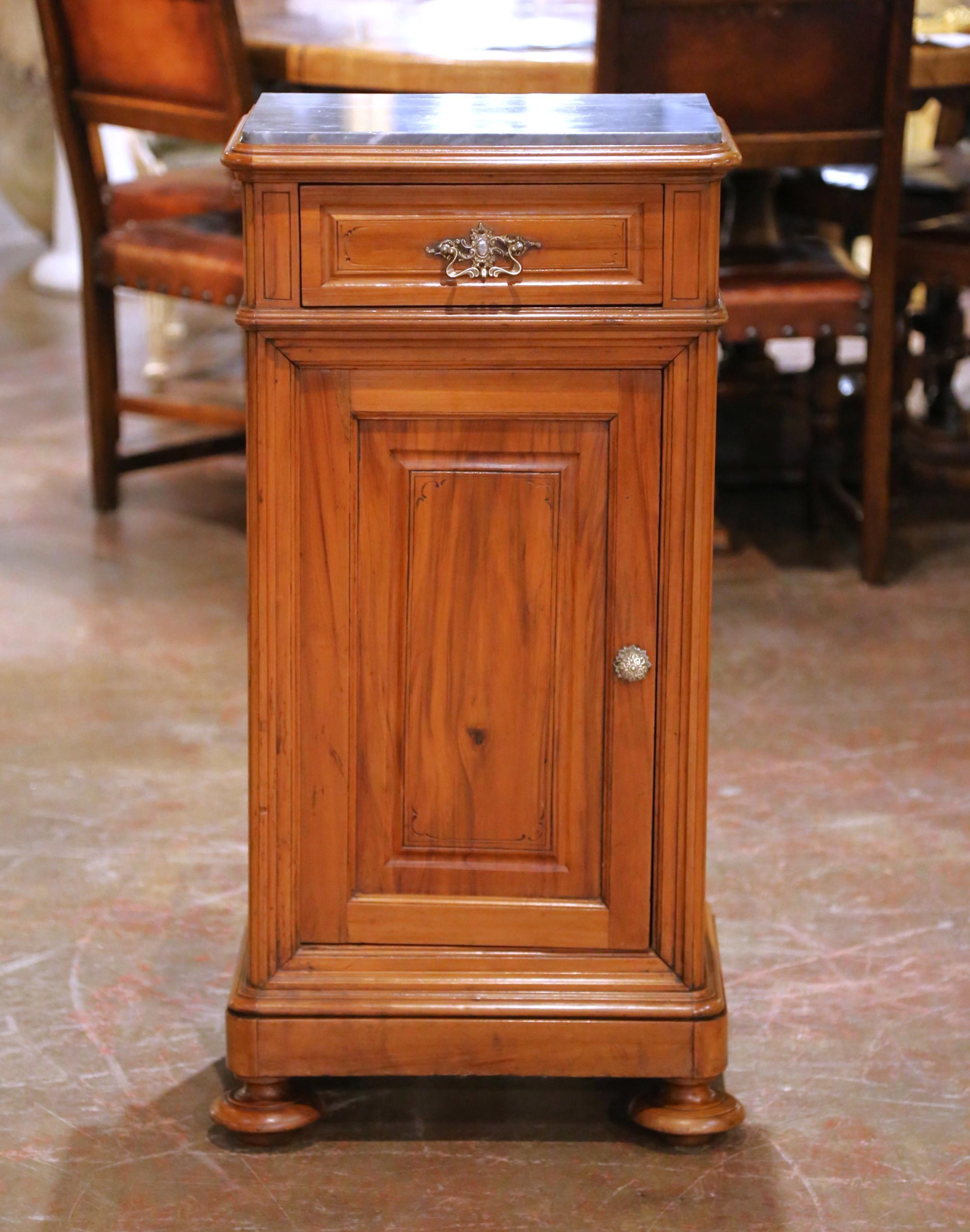 Marbre Paire de tables de chevet en acajou Louis Philippe du 19e C. avec dessus en marbre en vente