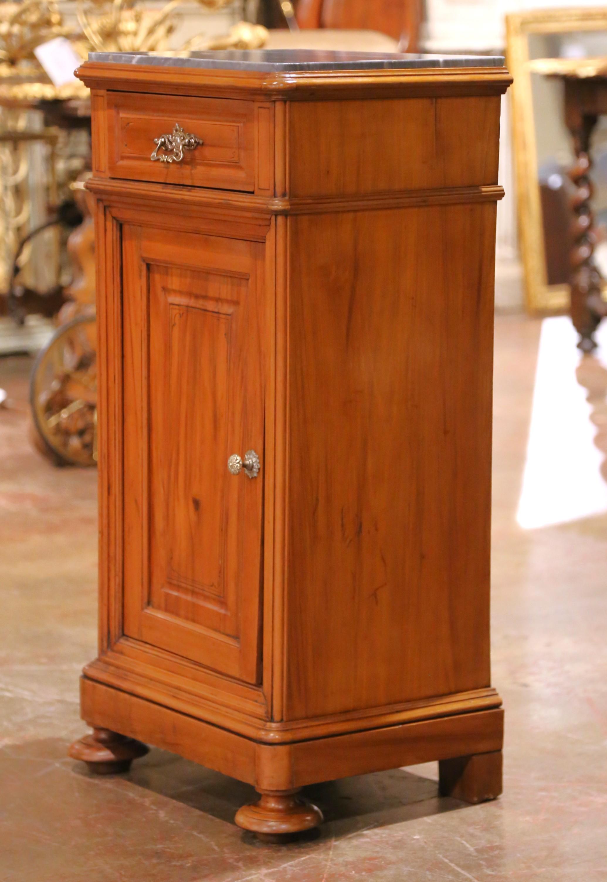 Paire de tables de chevet en acajou Louis Philippe du 19e C. avec dessus en marbre en vente 1