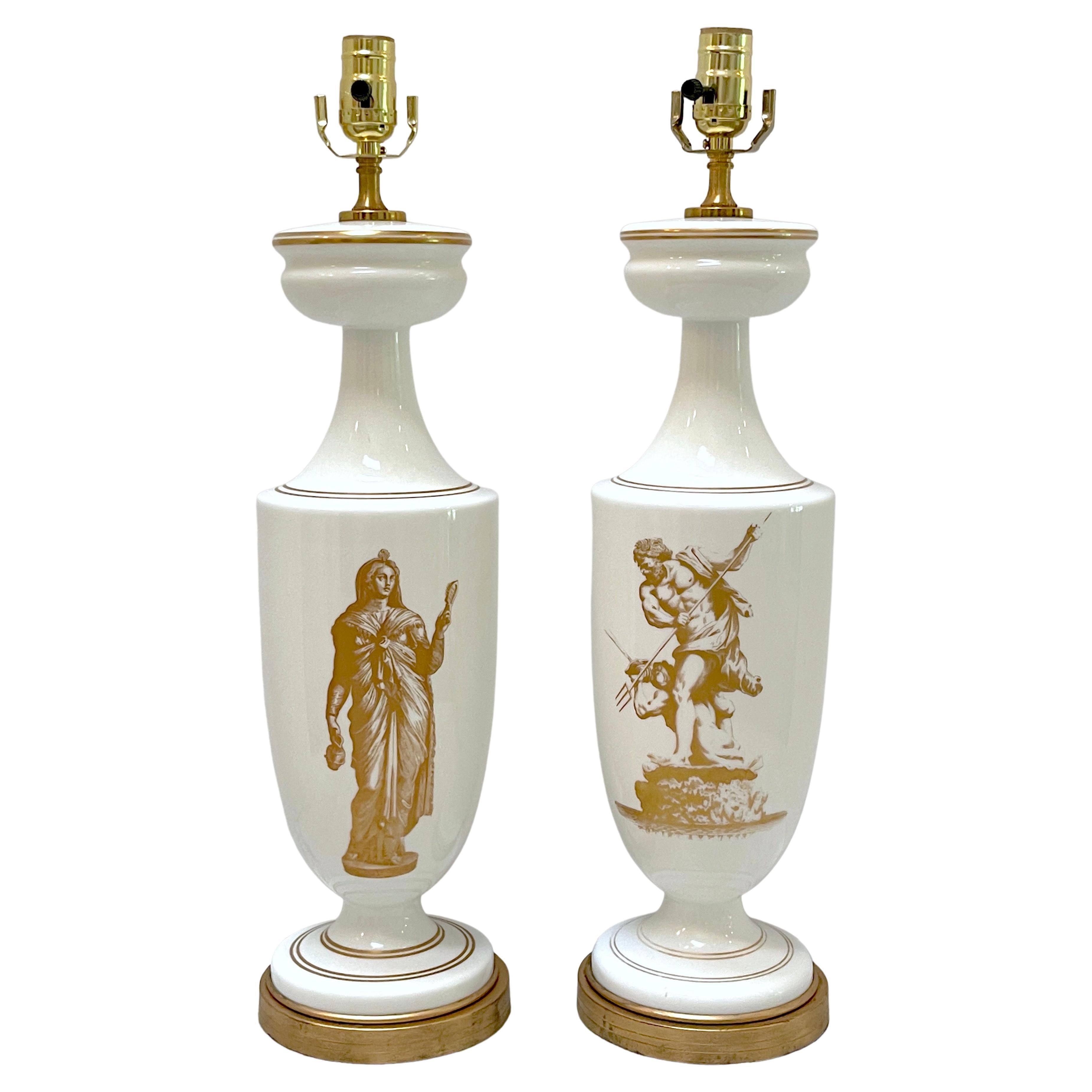 Paire de lampes néoclassiques françaises du 19ème siècle en verre opalin doré « Vénus et Neptune » 