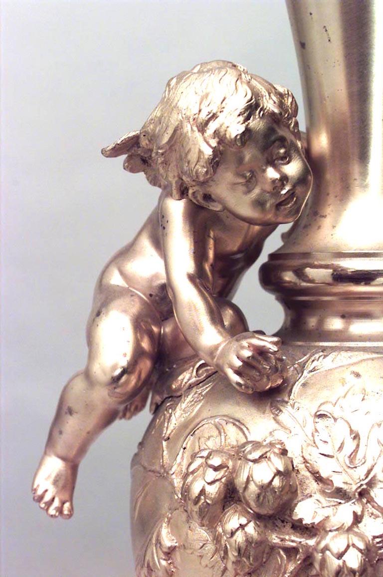 Paar französische viktorianische Moreau-Bronze-Dore-Vasen aus der Jahrhundertmitte (Französisch) im Angebot