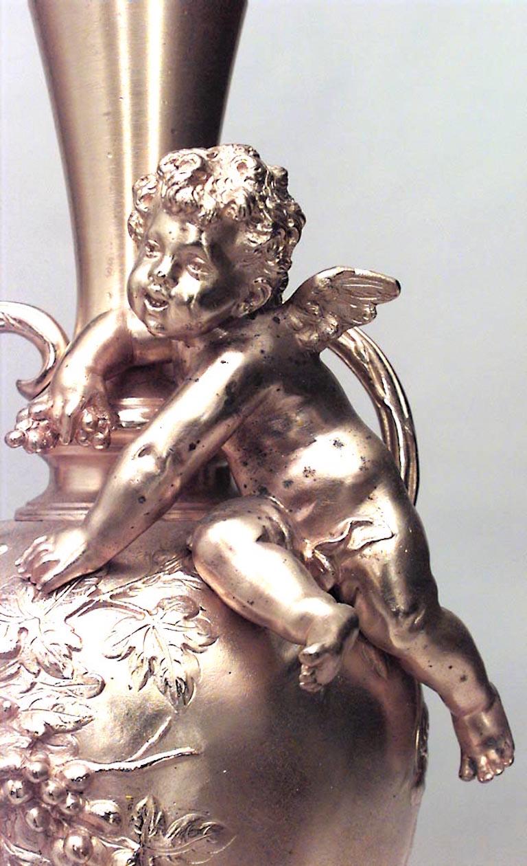 Paar französische viktorianische Moreau-Bronze-Dore-Vasen aus der Jahrhundertmitte im Zustand „Gut“ im Angebot in New York, NY