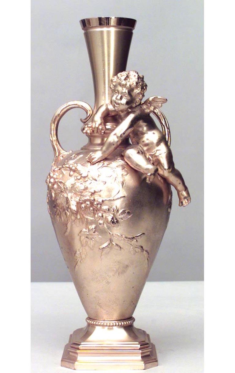 Paar französische viktorianische Moreau-Bronze-Dore-Vasen aus der Jahrhundertmitte (Viktorianisch) im Angebot
