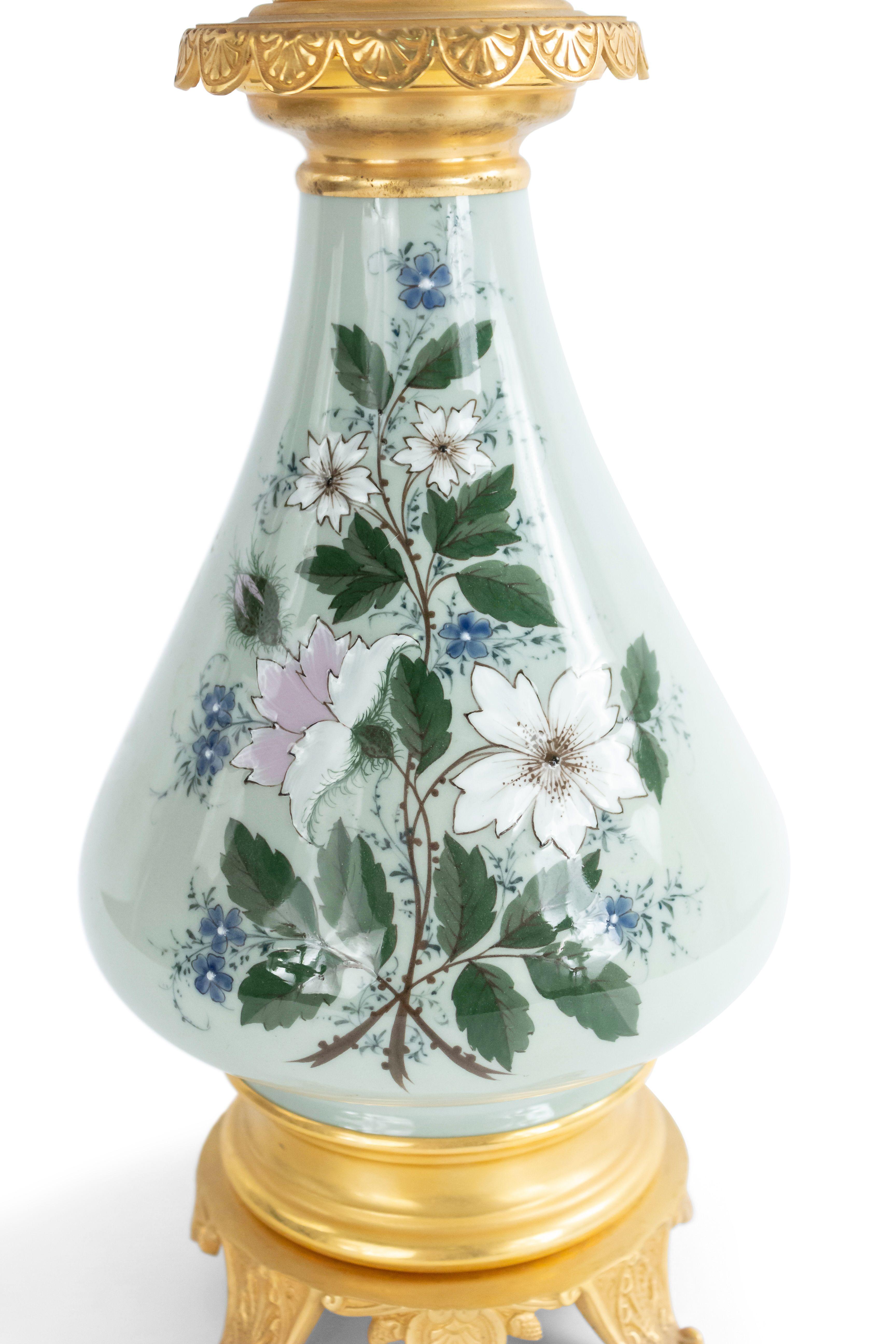 Français Paire de lampes de bureau céladon en porcelaine de l'époque victorienne française en vente