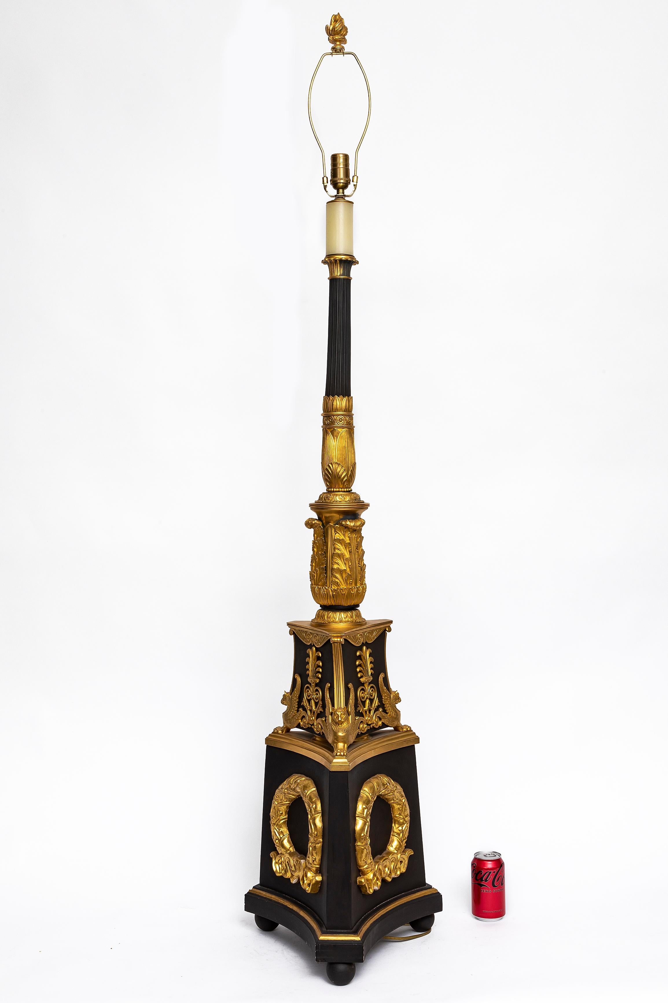 Empire Paire de torchères/lampes de sol françaises du 19e siècle en bronze doré et patiné en vente