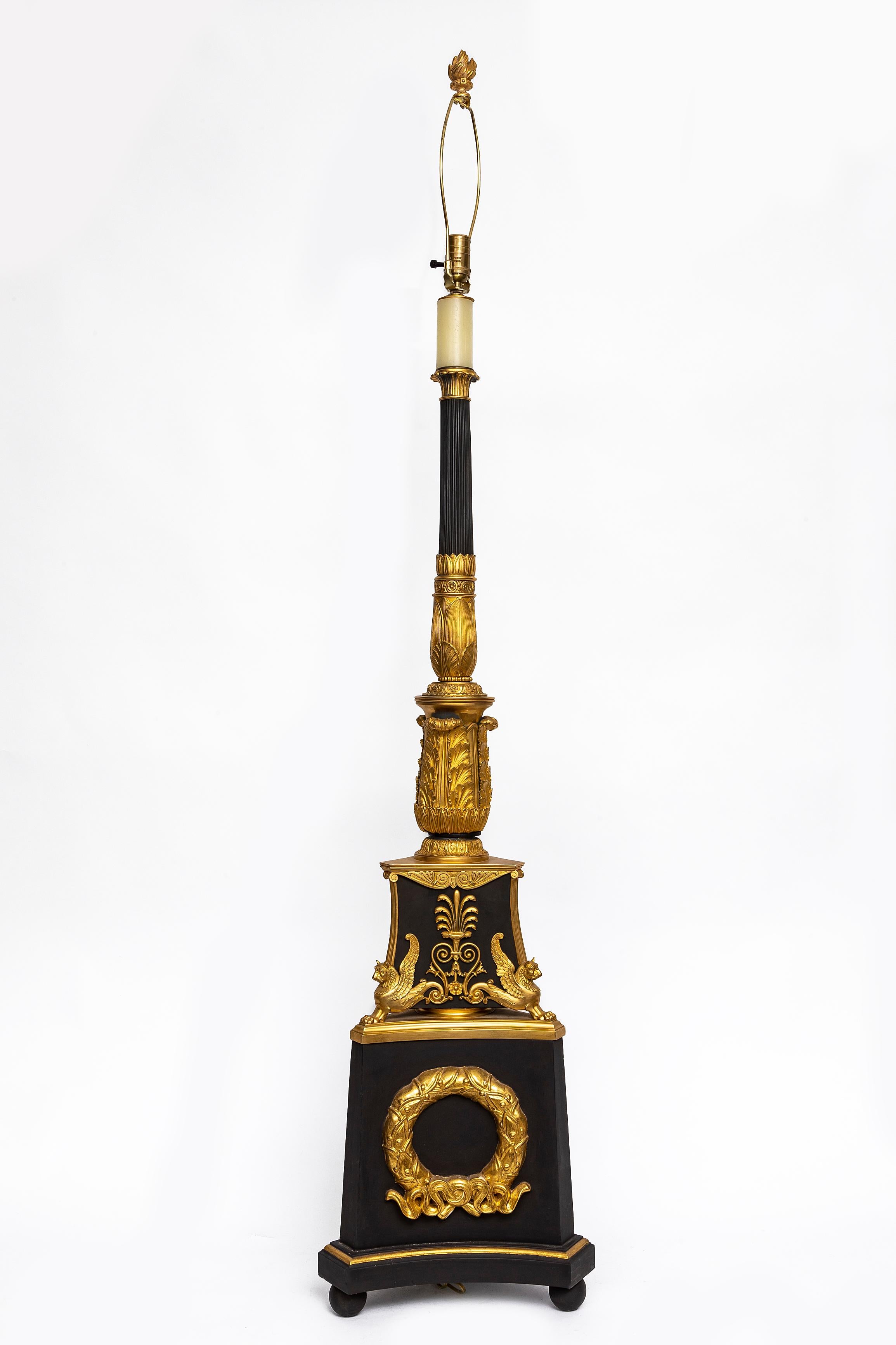 Français Paire de torchères/lampes de sol françaises du 19e siècle en bronze doré et patiné en vente