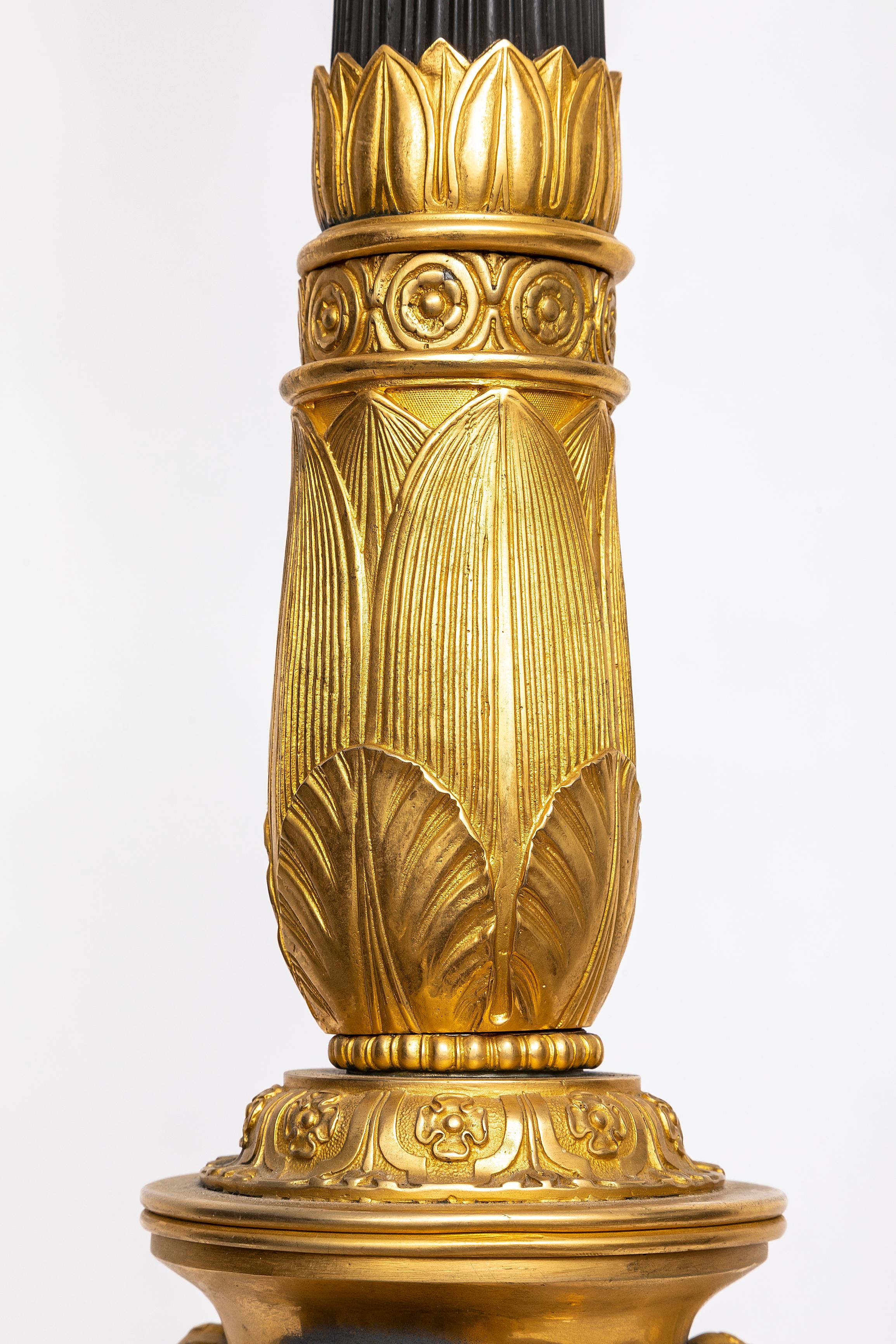 Paire de torchères/lampes de sol françaises du 19e siècle en bronze doré et patiné Bon état - En vente à New York, NY
