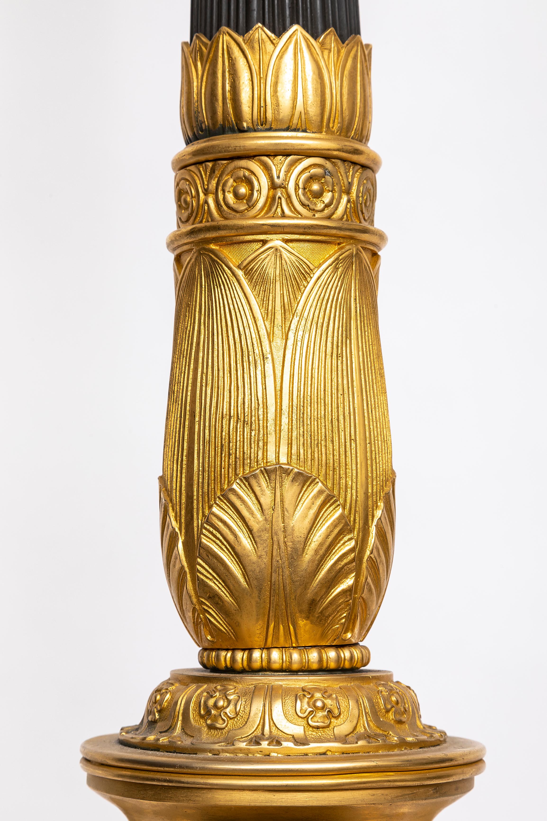 Début du XIXe siècle Paire de torchères/lampes de sol françaises du 19e siècle en bronze doré et patiné en vente