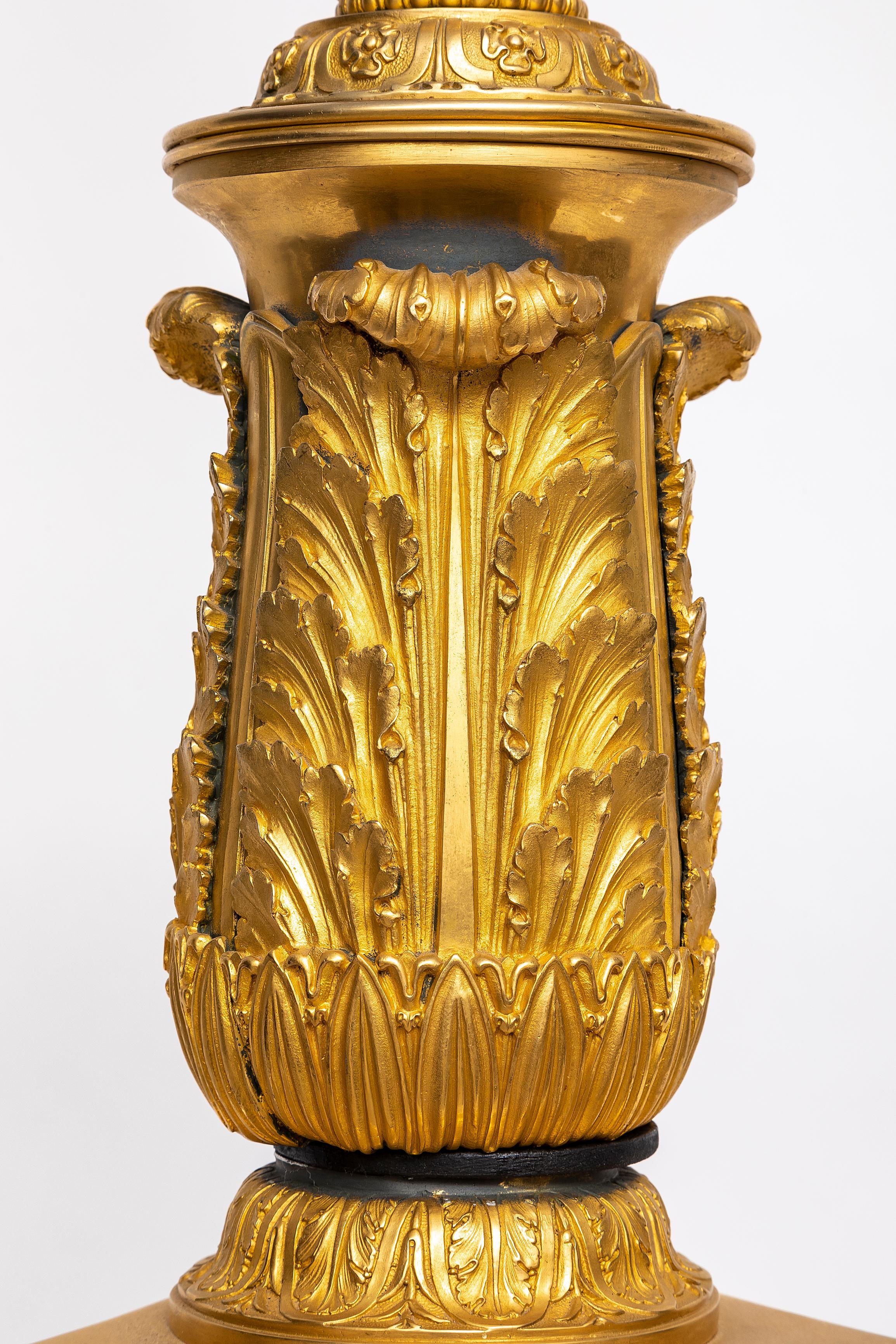 Bronze Paire de torchères/lampes de sol françaises du 19e siècle en bronze doré et patiné en vente