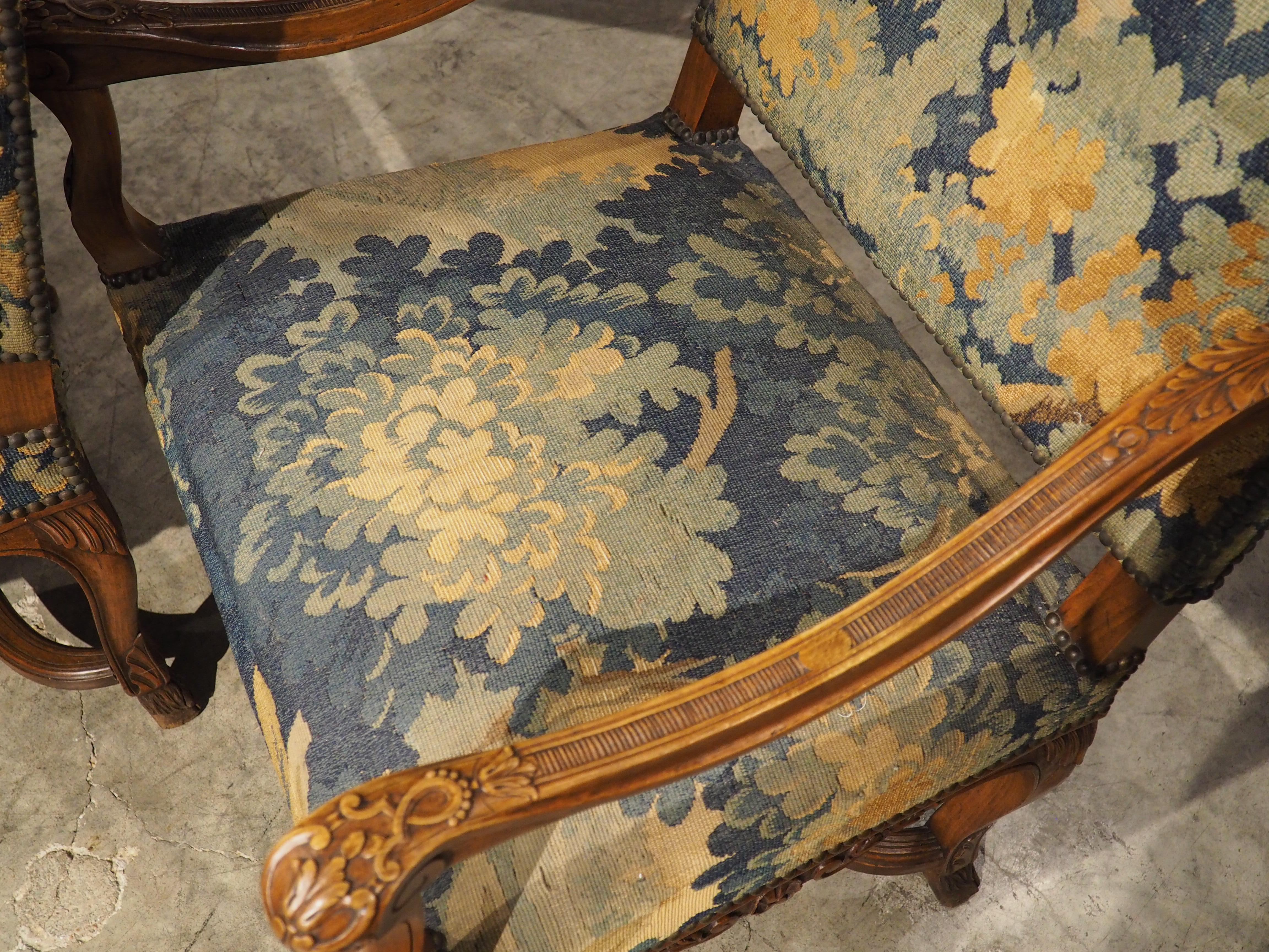 Paar französische Sessel im Regence-Stil des 19. Jh. mit Verdure-Tapisserie-Polsterung (Handgeschnitzt) im Angebot