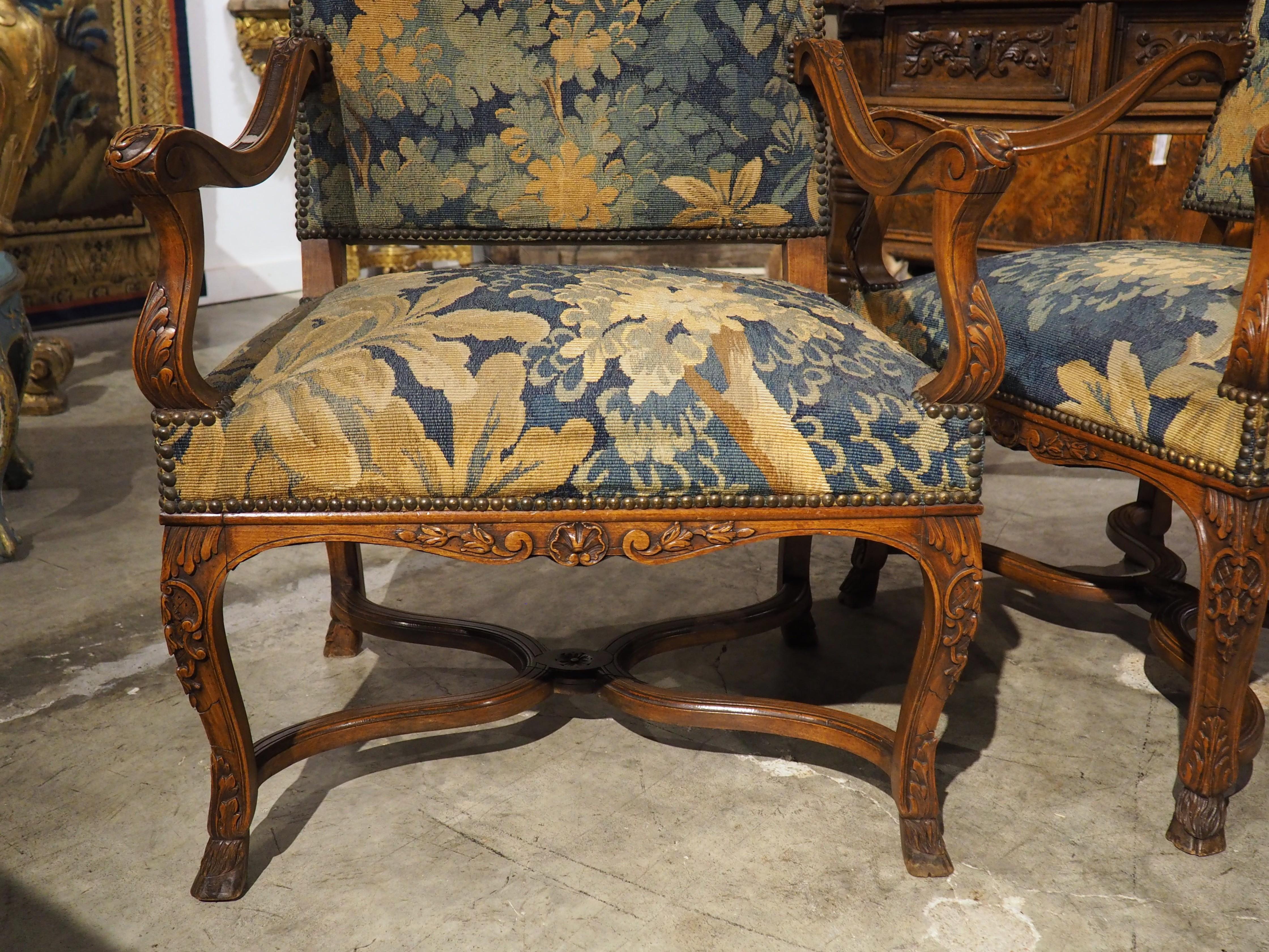 Paar französische Sessel im Regence-Stil des 19. Jh. mit Verdure-Tapisserie-Polsterung (19. Jahrhundert) im Angebot