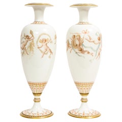 Paire de vases en porcelaine de Sèvres du 19ème siècle avec cupidons, signés E. Sieffert