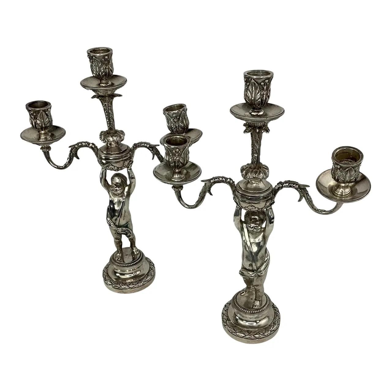 Coppia di candelabri Putti in bronzo argentato francesi del XIX secolo. Presenta un putti drappeggiato in bronzo che regge un candelabro a tre rami. Finemente fuso e dettagliato e di qualità eccezionale. 
