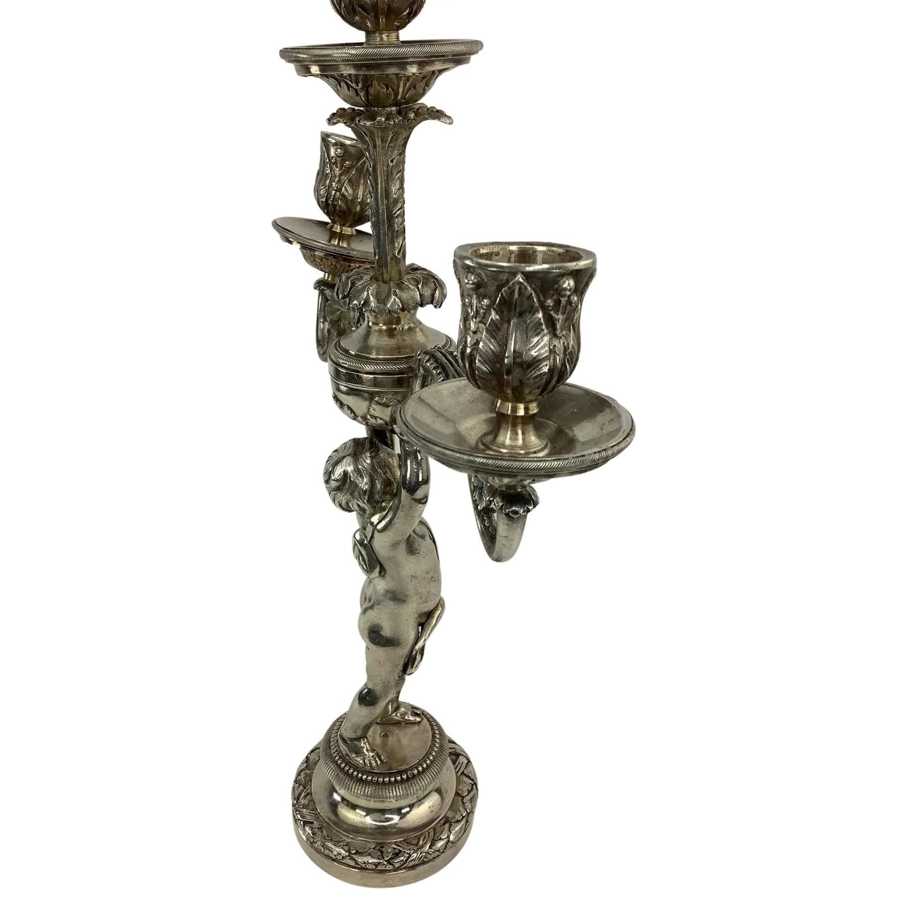 Coppia di candelabri Putti in bronzo argentato francese del XIX secolo In condizioni buone in vendita a Chapel Hill, NC