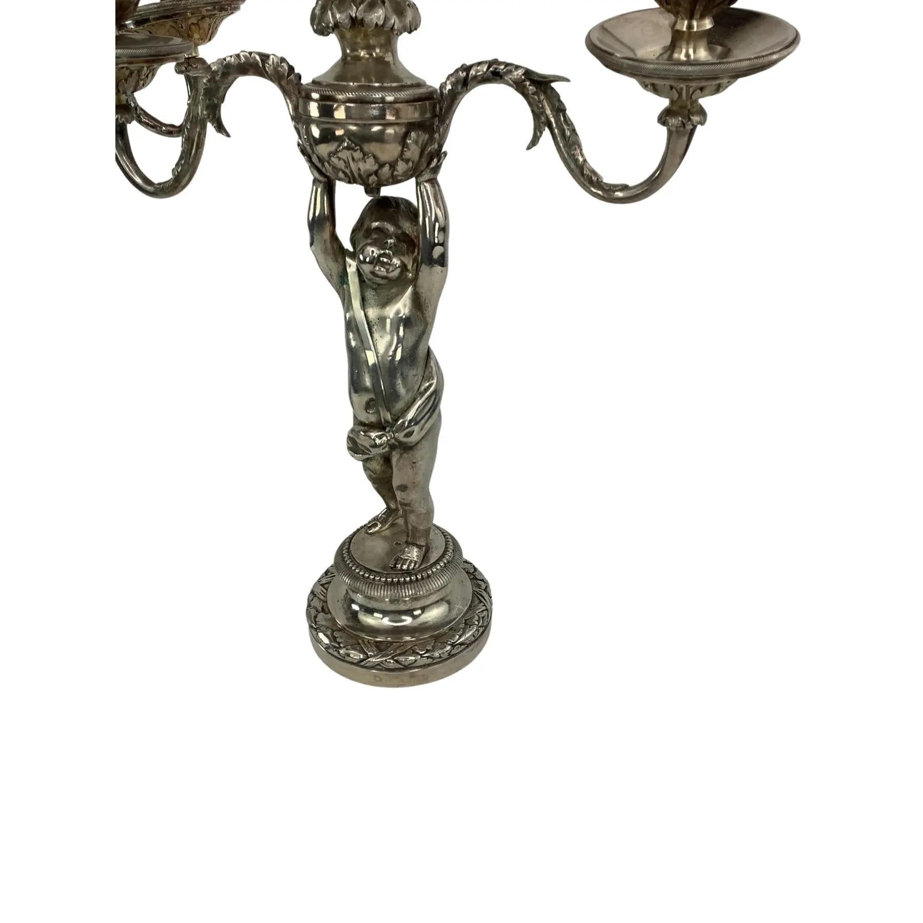 Placcato argento Coppia di candelabri Putti in bronzo argentato francese del XIX secolo in vendita
