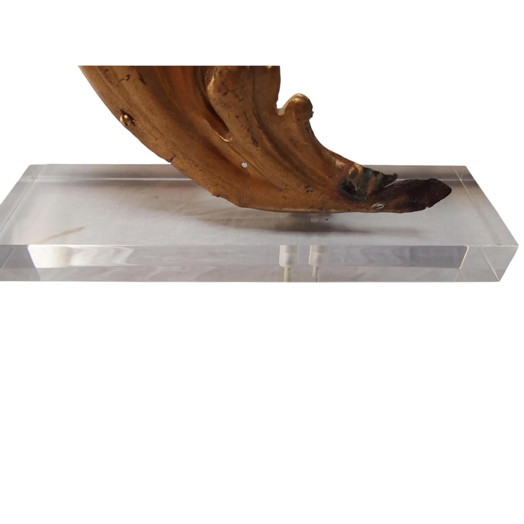 Coppia di frammenti architettonici in metallo dorato del XIX secolo. Bellissima foglia d'acanto a scorrimento con disegno di uva. Una coppia abbinata montata su blocchi rettangolari di lucite. In buone condizioni con usura appropriata all'età.