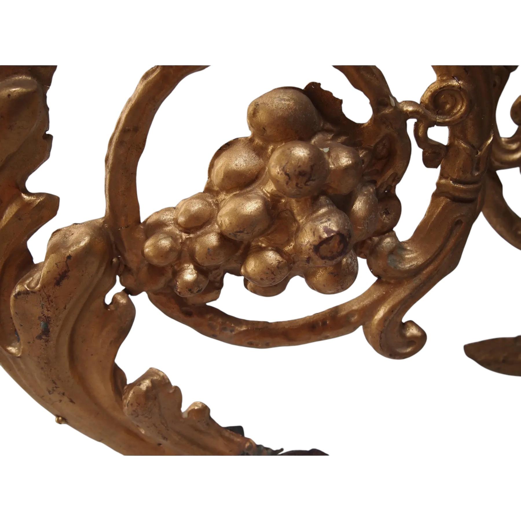 Francese Coppia di frammenti architettonici in metallo dorato del XIX secolo su basi in lucite in vendita