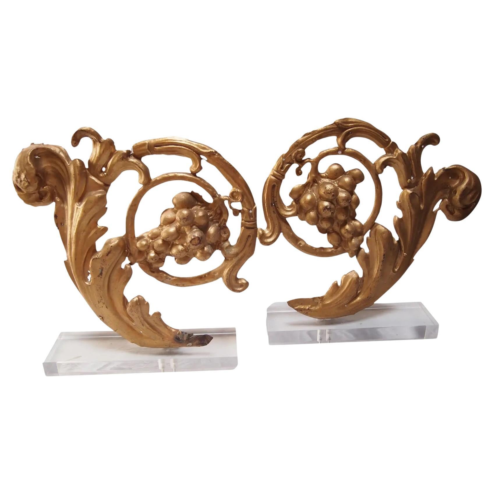 Pareja de fragmentos arquitectónicos de metal dorado del s. XIX sobre bases de lucita
