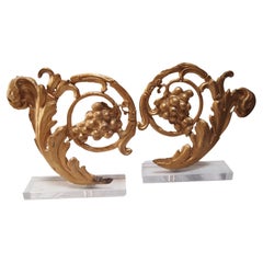 Pareja de fragmentos arquitectónicos de metal dorado del s. XIX sobre bases de lucita