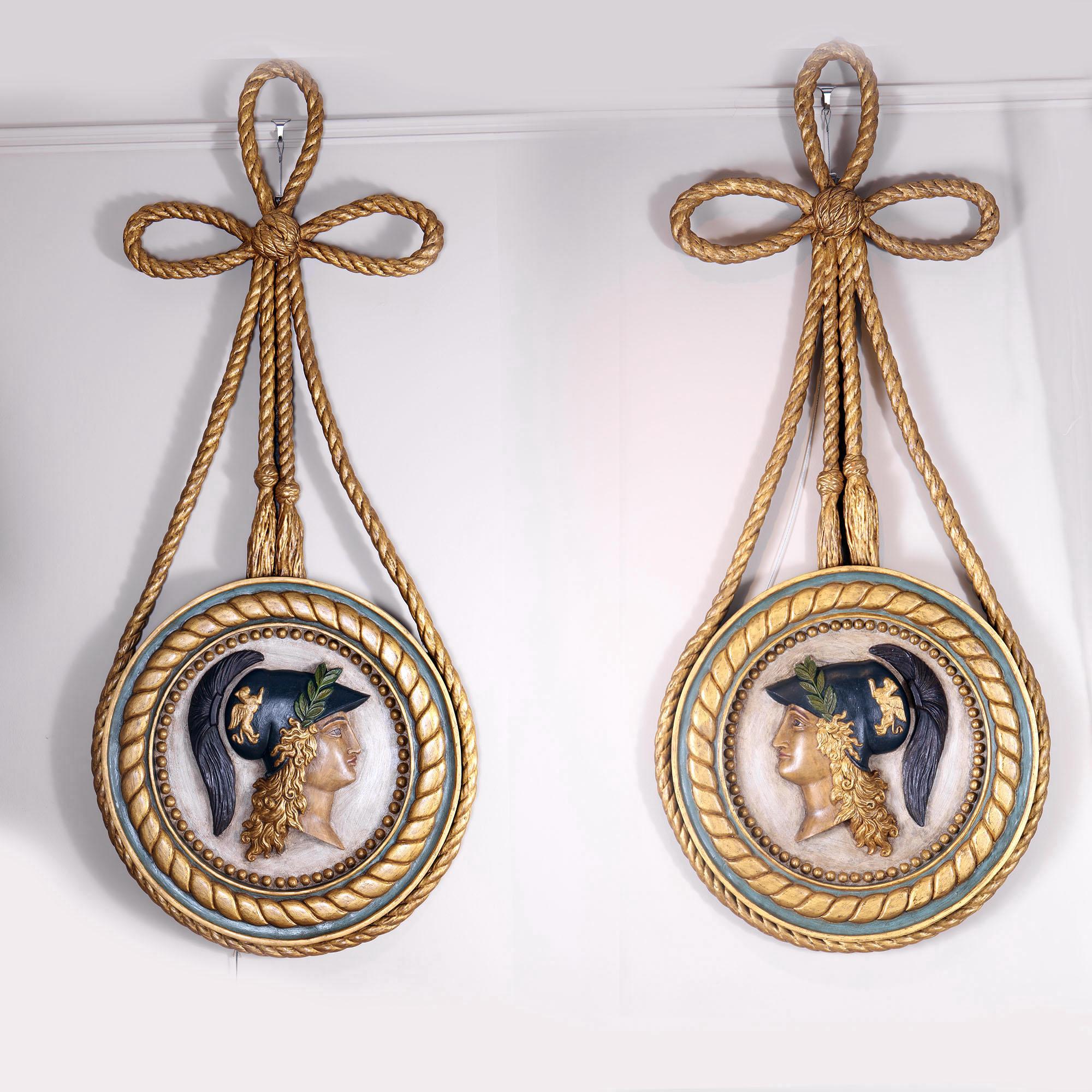 Paire de rondeaux dorés et peints à grande échelle du 19e siècle.
Représentant les têtes d'Athéna et de Minerva.

Minerva était la déesse de la sagesse, de la guerre, de l'art, des écoles, de la justice et du commerce. Elle était l'homologue