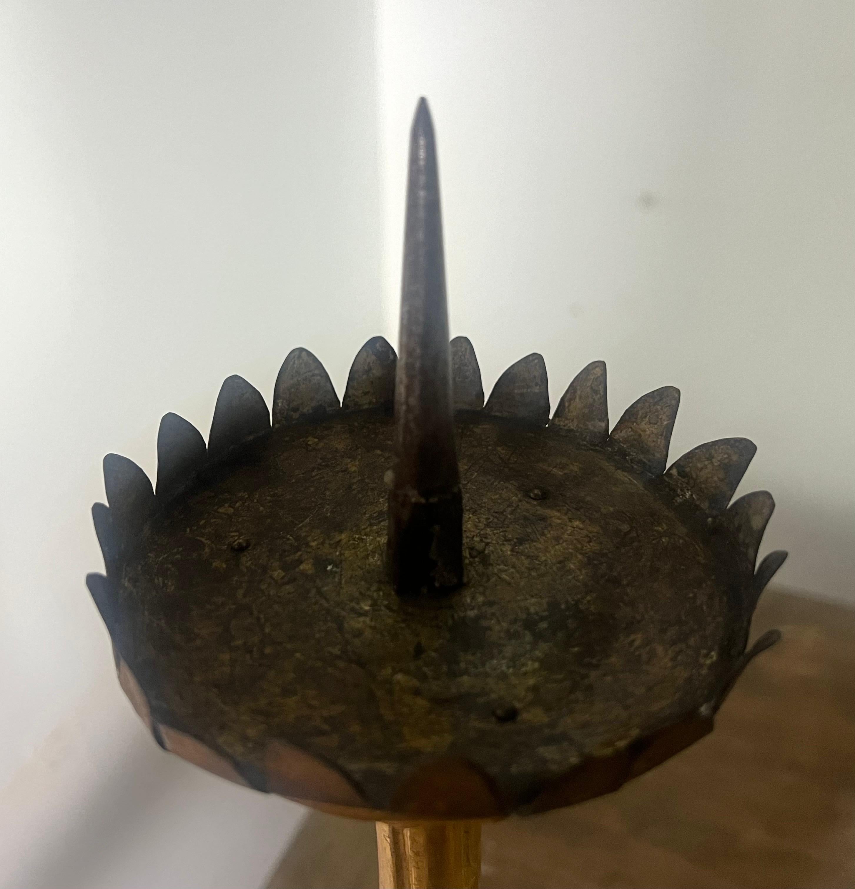 Coppia di candelieri in legno d'orato del XIX secolo con bobeches in ferro in vendita 4
