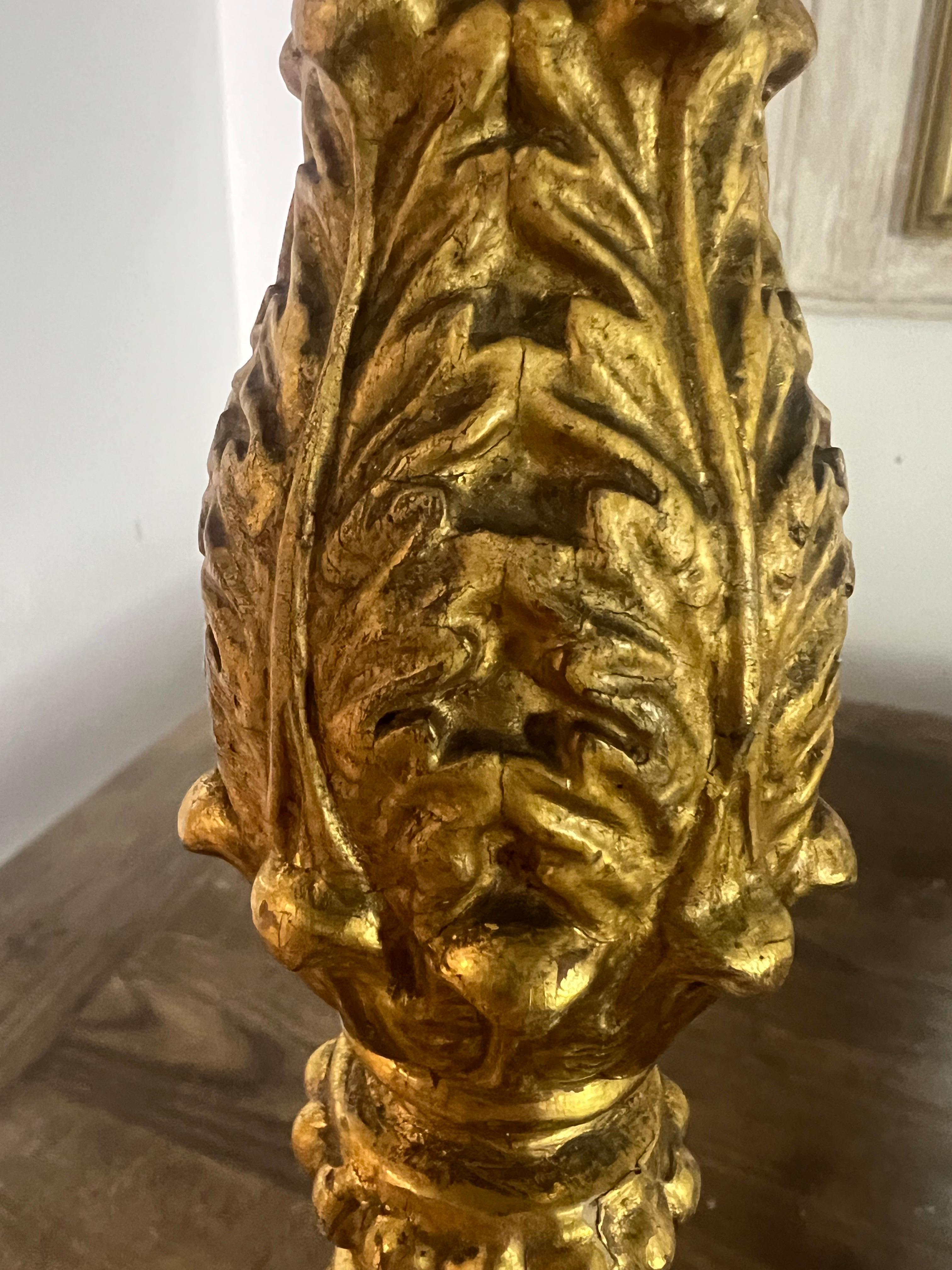 Coppia di candelieri in legno d'orato del XIX secolo con bobeches in ferro in vendita 6